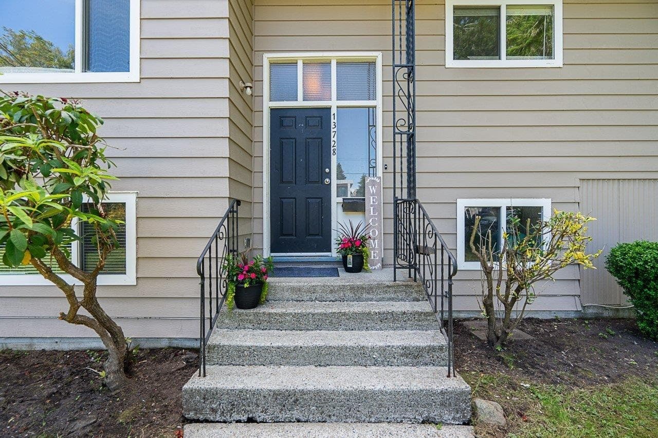 13728 Blackburn Avenue, White Rock, V4B 3B6 — photo 3