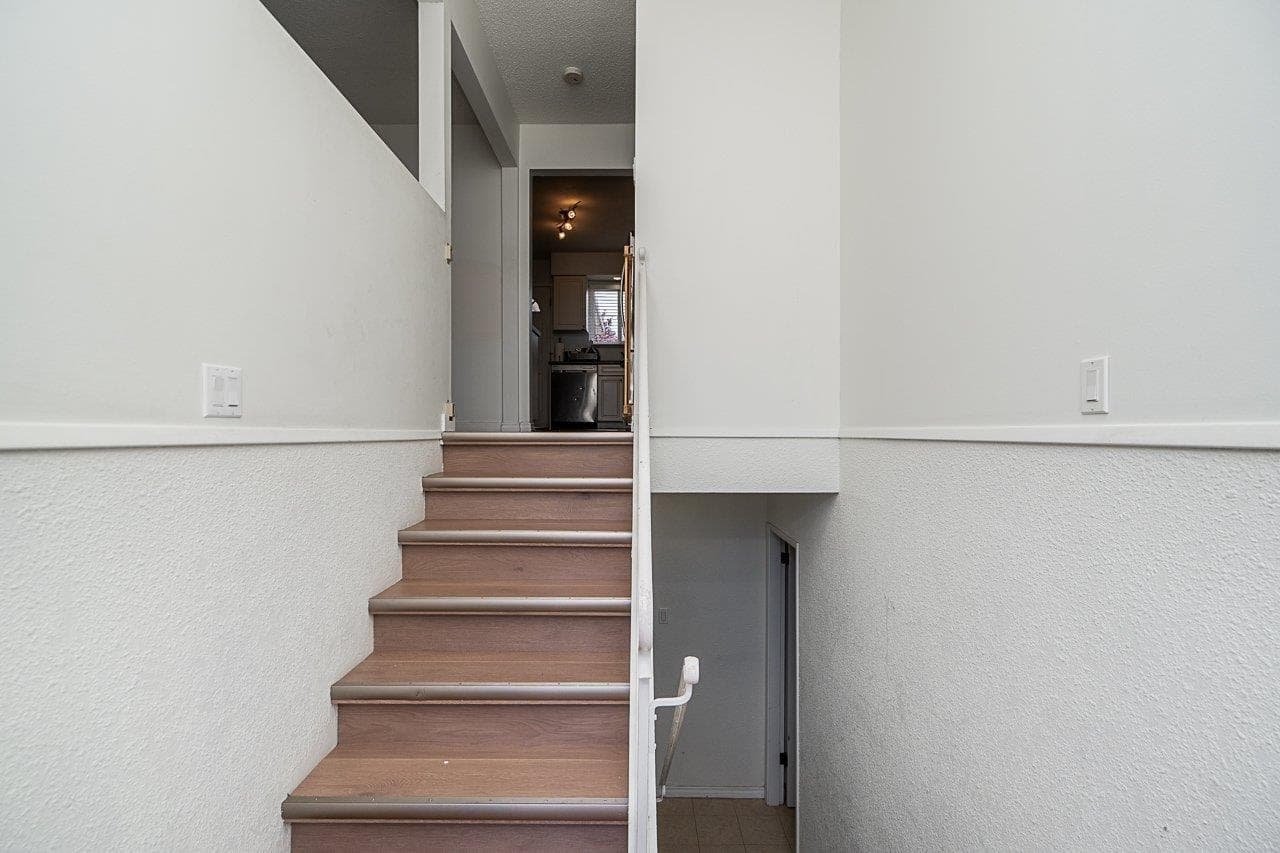 13728 Blackburn Avenue, White Rock, V4B 3B6 — photo 4