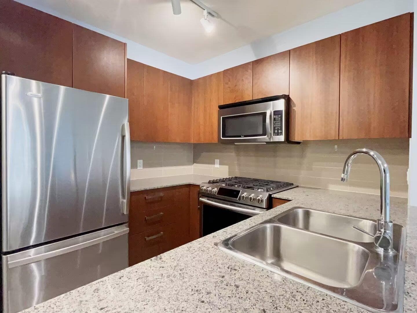 205 - 5665 Irmin Street, Burnaby, V5J 0C4 — photo 2
