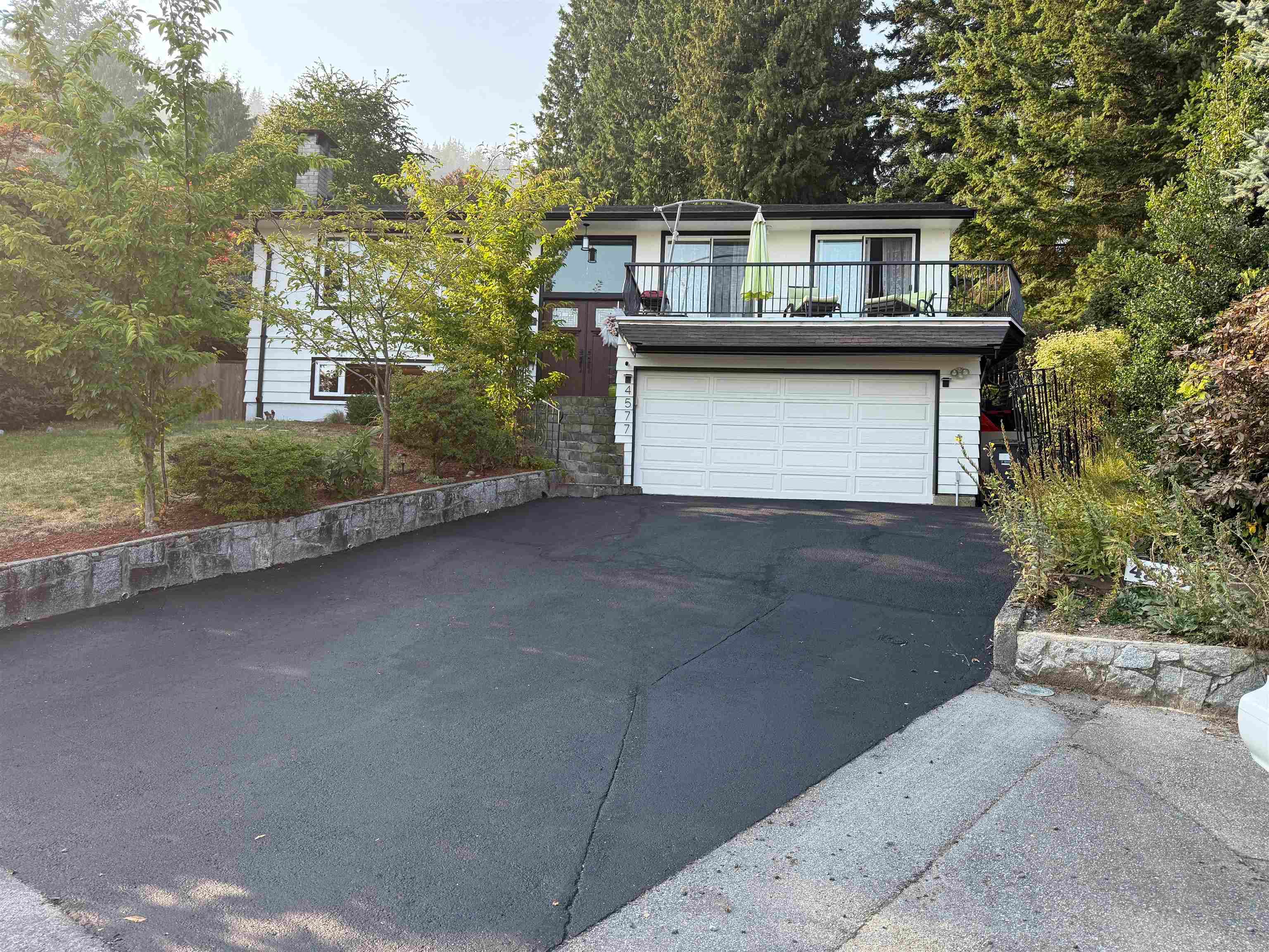4577 Meadowbank Close, North Vancouver