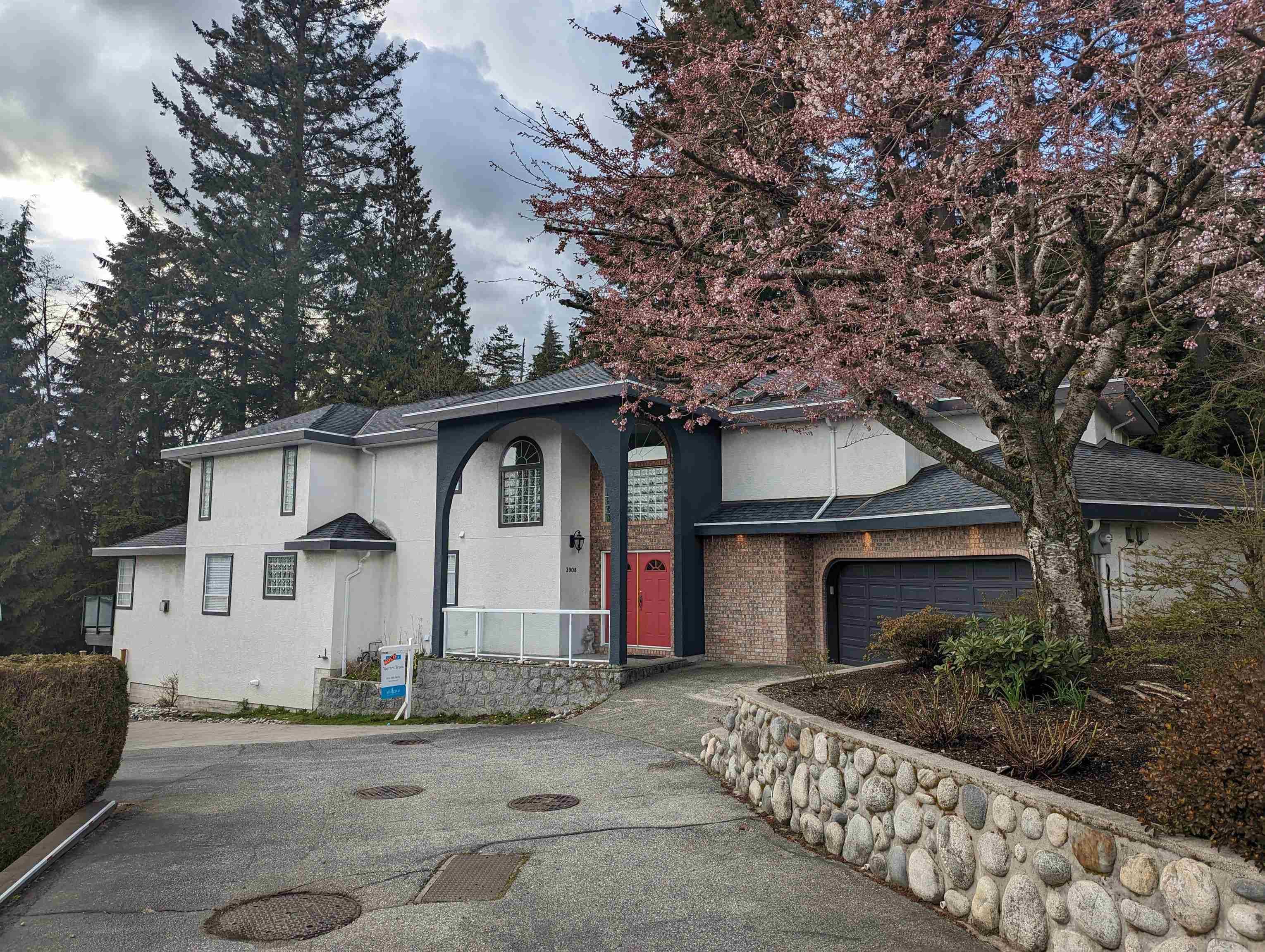 3908 Blantyre Place, North Vancouver, V7G 2G4 — photo 2
