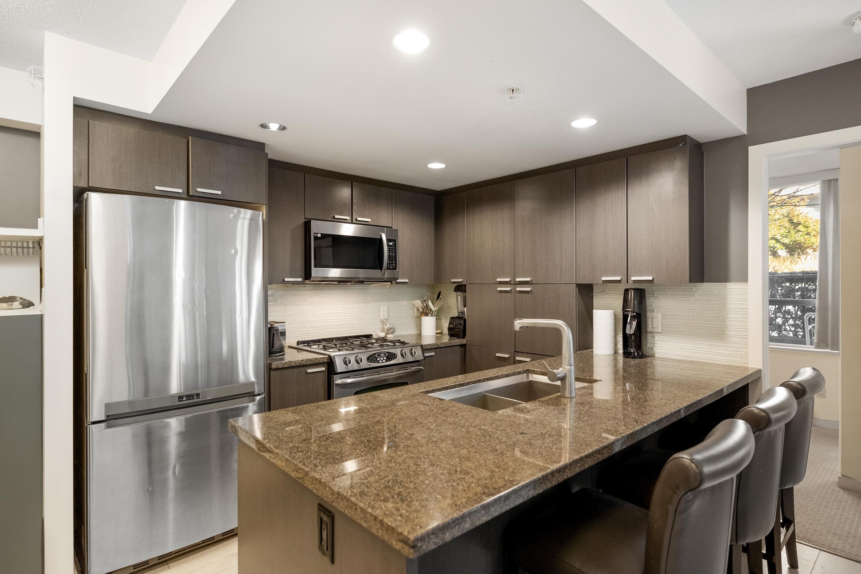 302 - 2200 Douglas Road, Burnaby, V5C 0G8 — photo 4