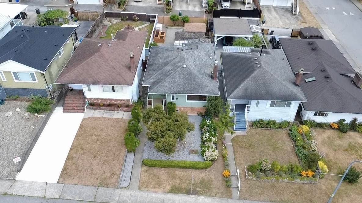 7776 Davies Street, Burnaby, V3N 3H4 — photo 3