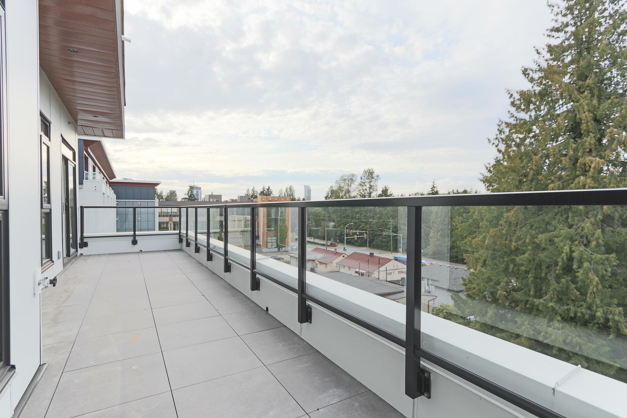 509 - 14257 103a Avenue, Surrey, V3T 0W7 — photo 2