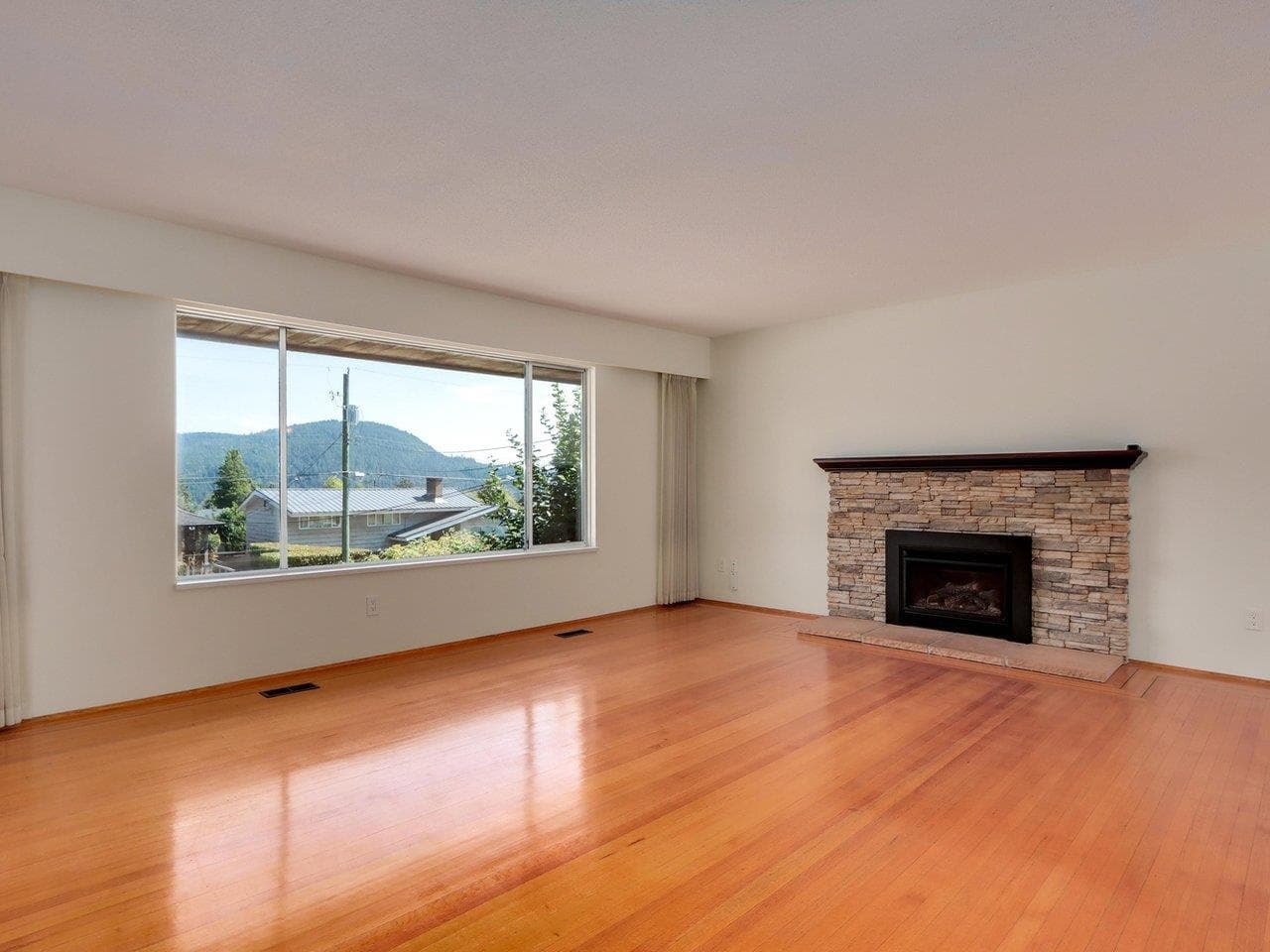 893 Huntingdon Crescent, North Vancouver, V7G 1M4 — photo 2