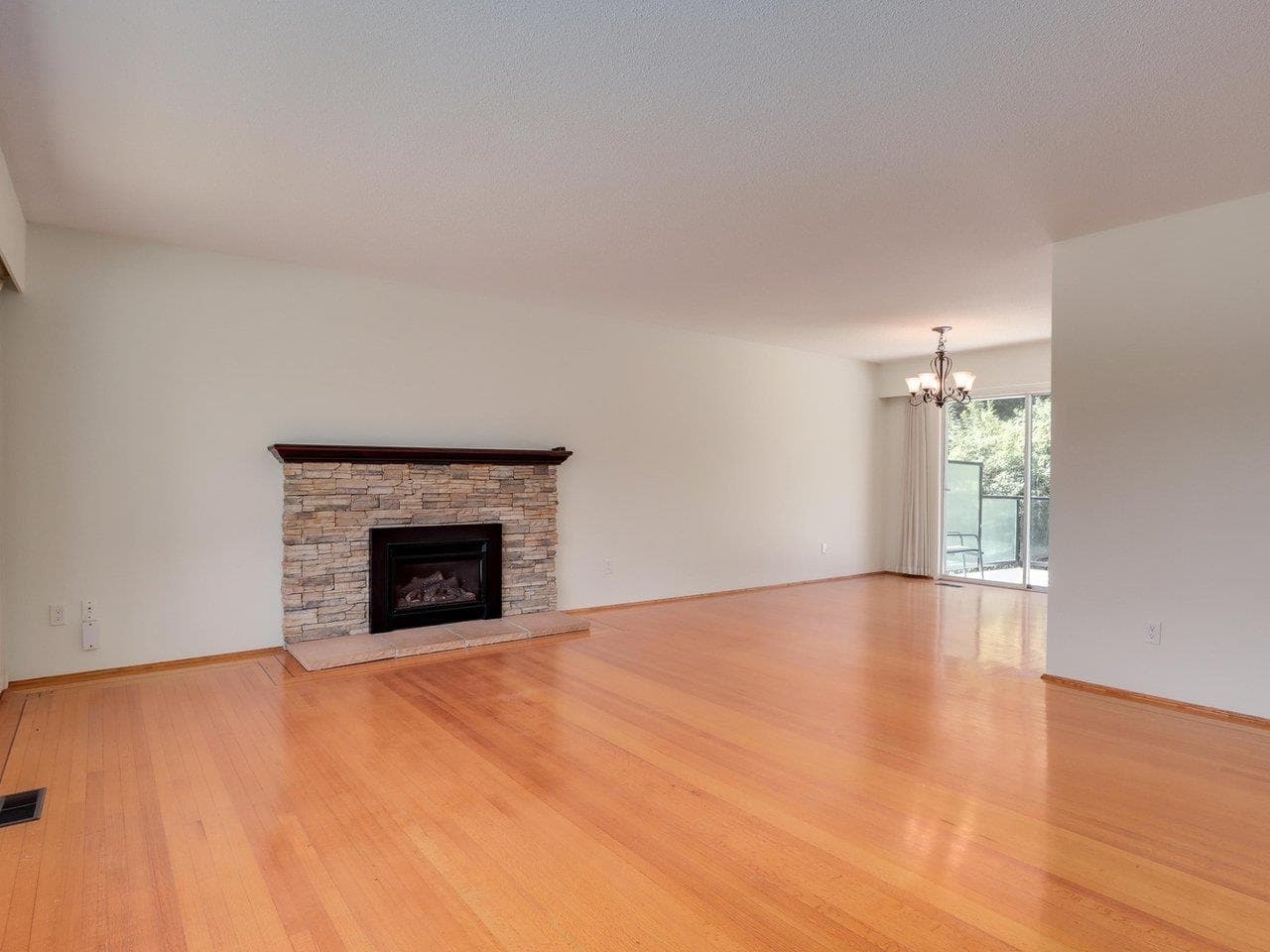 893 Huntingdon Crescent, North Vancouver, V7G 1M4 — photo 3