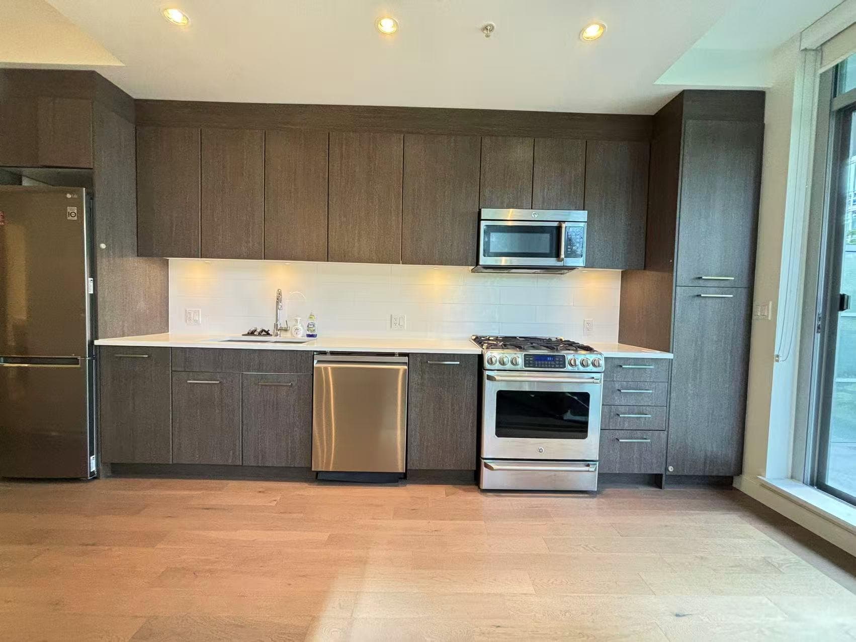 10x - 9080 University Crescent, Burnaby, V5A 0B7 — photo 3