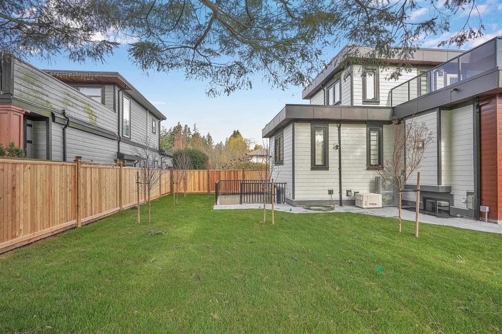 13915 Blackburn Avenue, White Rock, V4B 3H9 — photo 2
