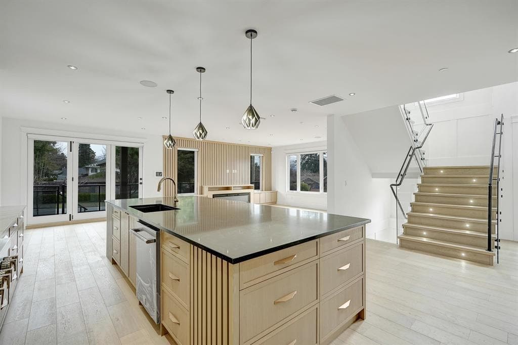13915 Blackburn Avenue, White Rock, V4B 3H9 — photo 4