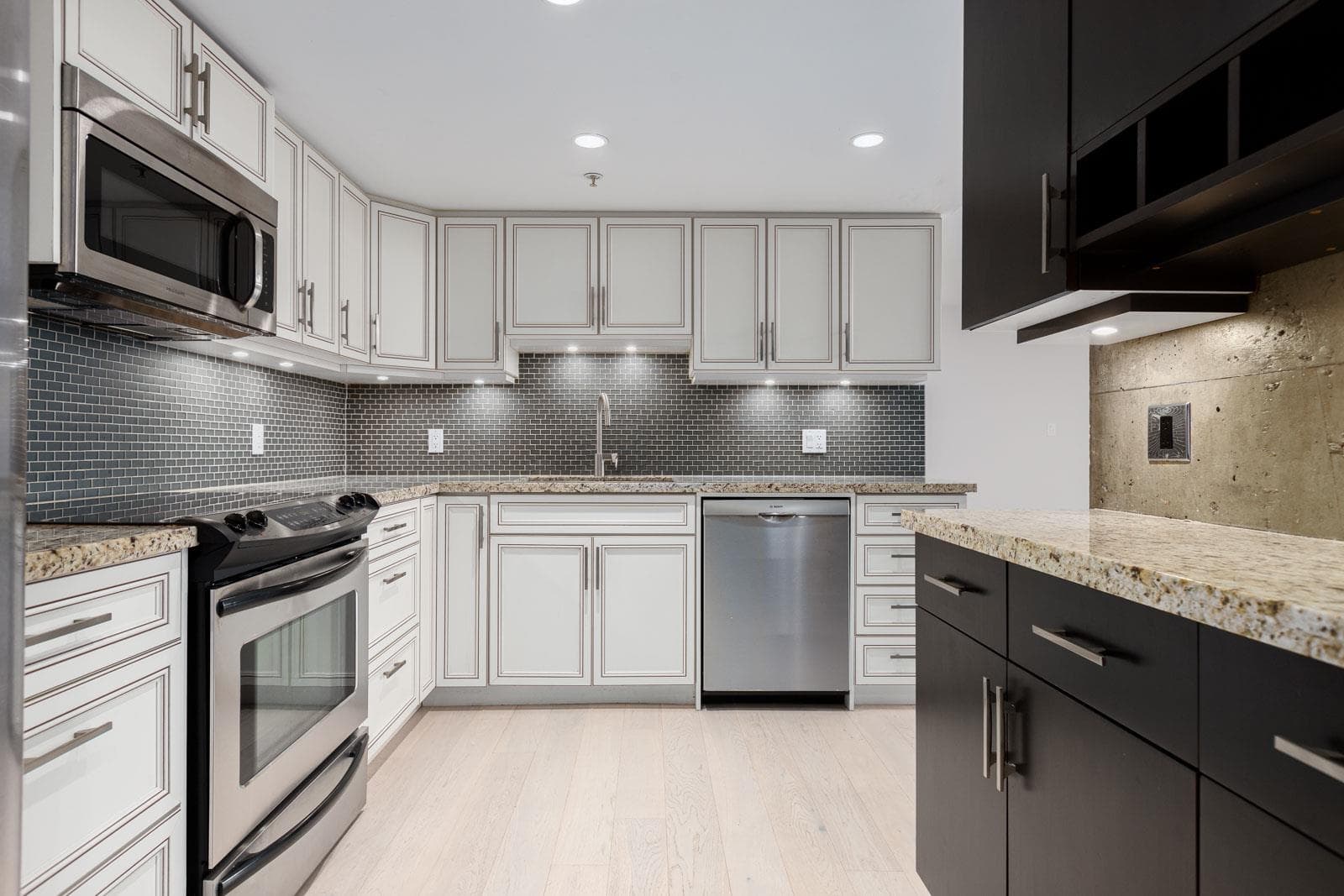 205 - 1128 Quebec Street, Vancouver, V6A 4E1 — photo 2