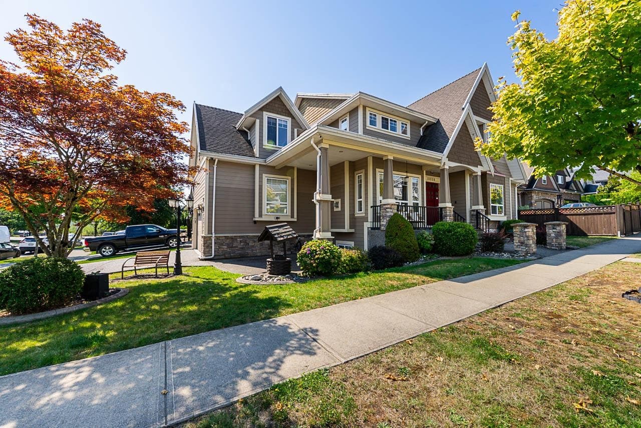 18938 54a Avenue, Surrey, V3S 6R4 — photo 2