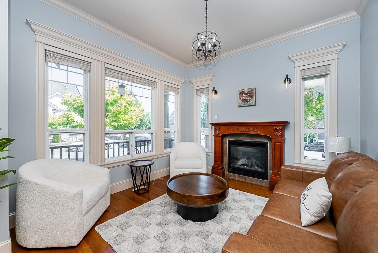 18938 54a Avenue, Surrey, V3S 6R4 — photo 3