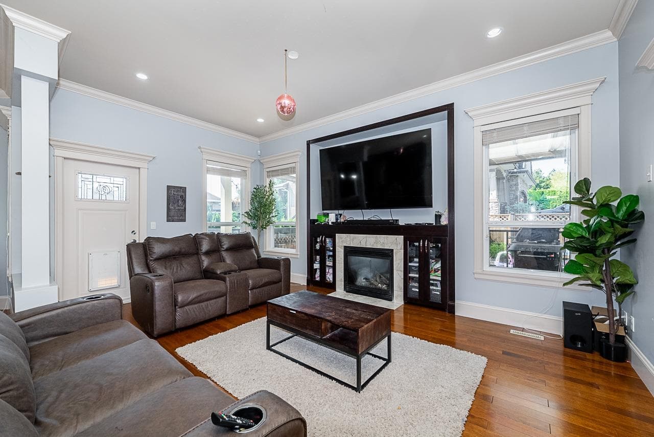 18938 54a Avenue, Surrey, V3S 6R4 — photo 5