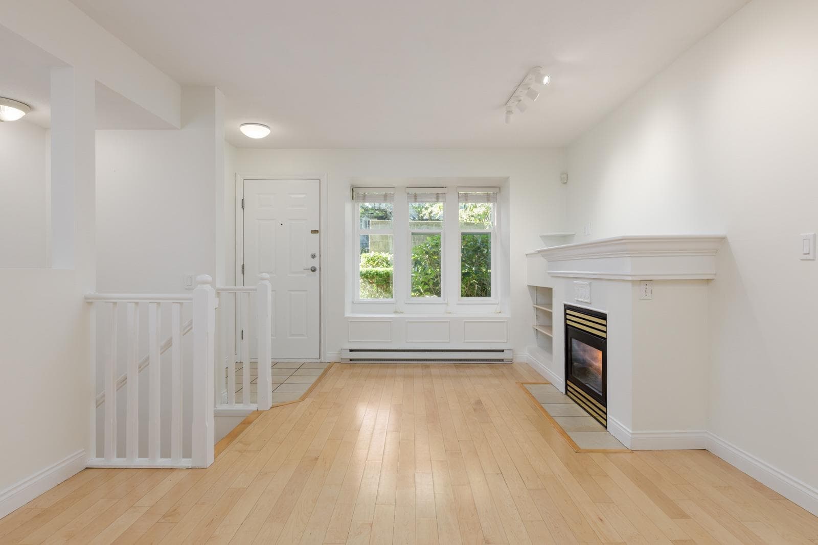 5 - 7238 18th Avenue, Burnaby, V3N 1H3 — photo 1