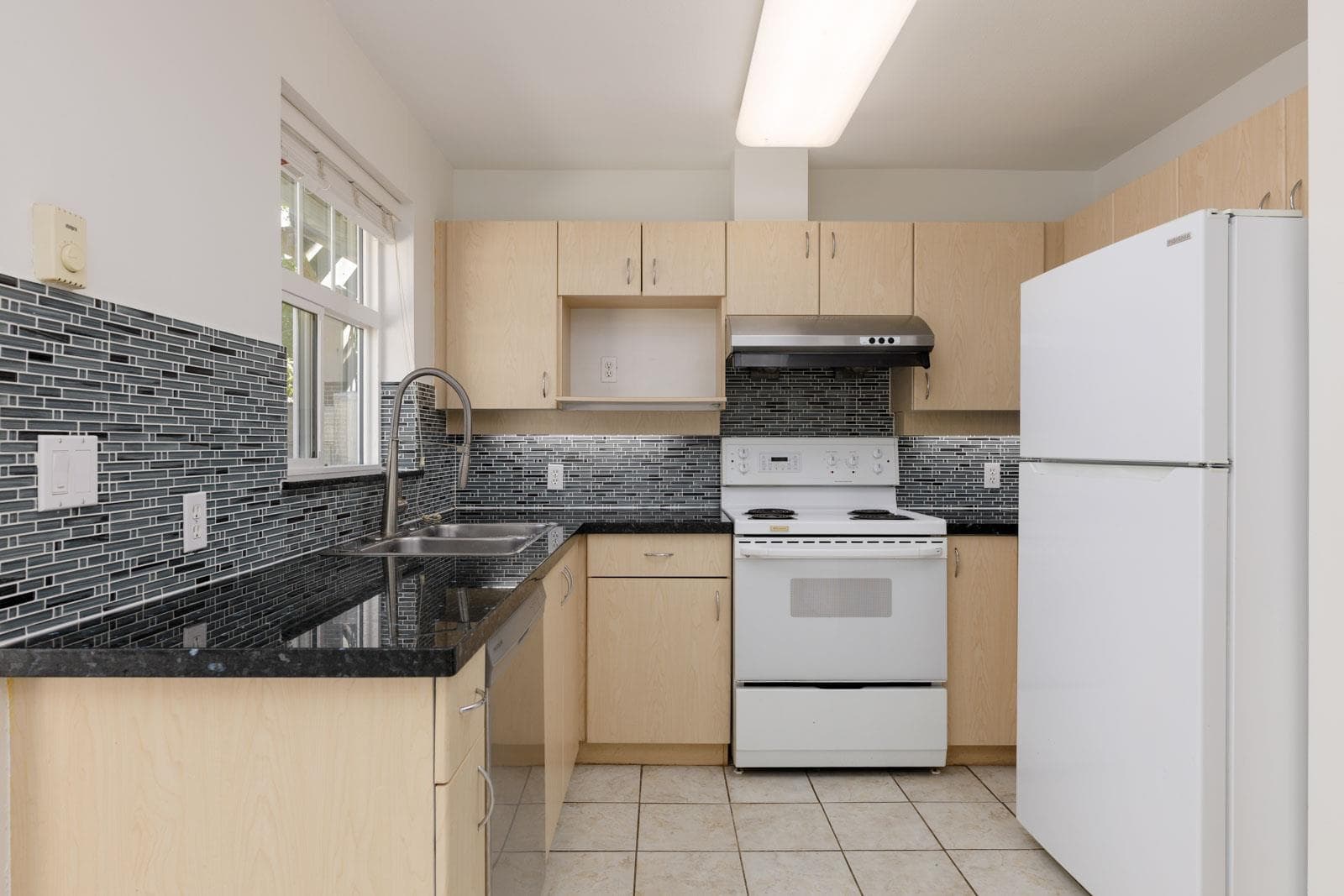 5 - 7238 18th Avenue, Burnaby, V3N 1H3 — photo 4