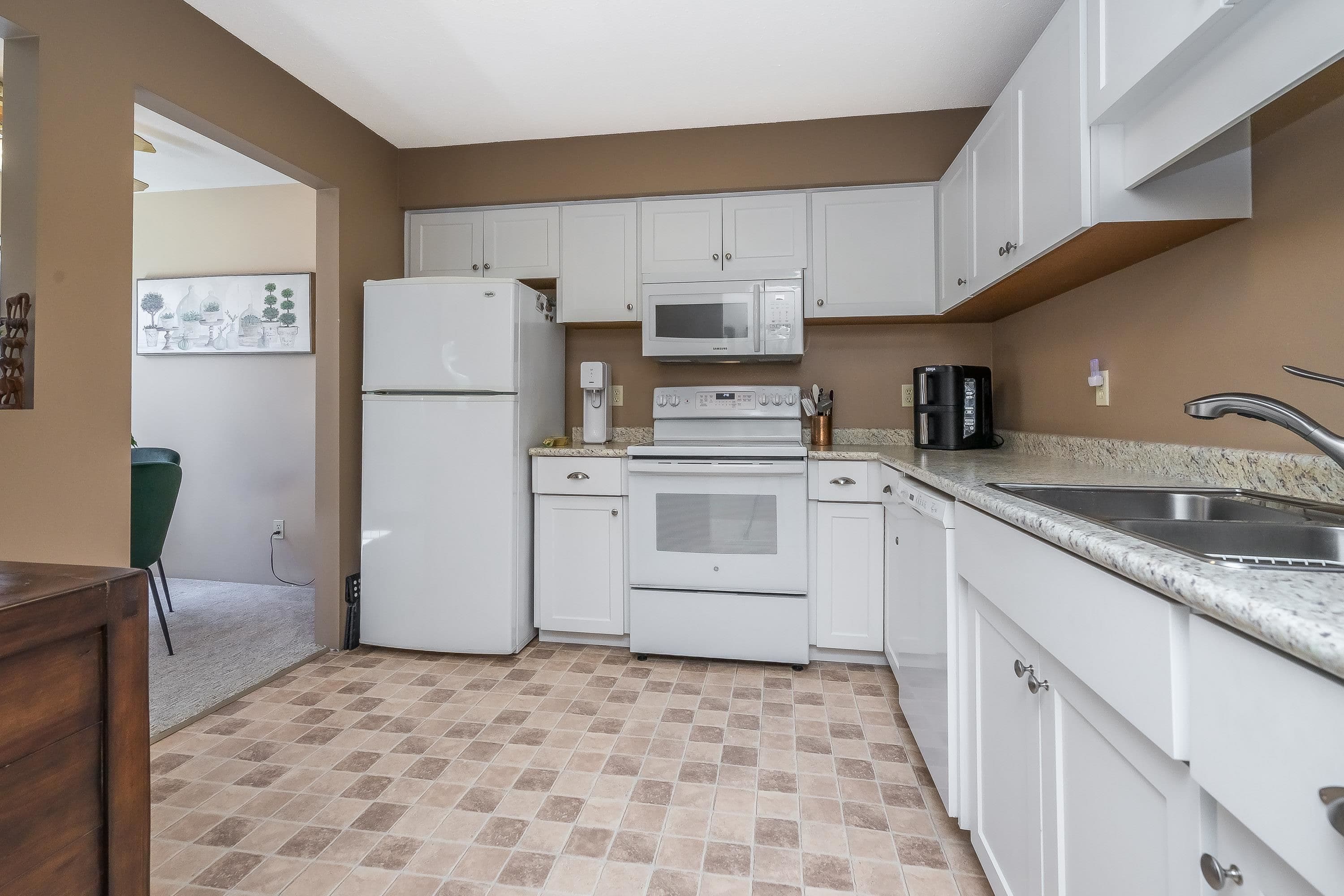 102 - 15290 Thrift Avenue, White Rock, V4B 2L2 — photo 4