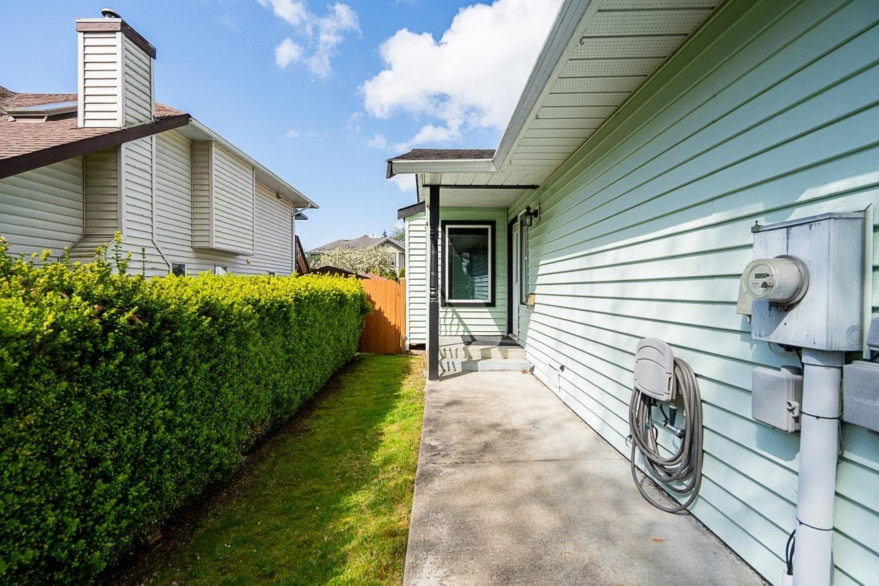 5949 169 Street, Surrey, V3S 6Y5 — photo 4