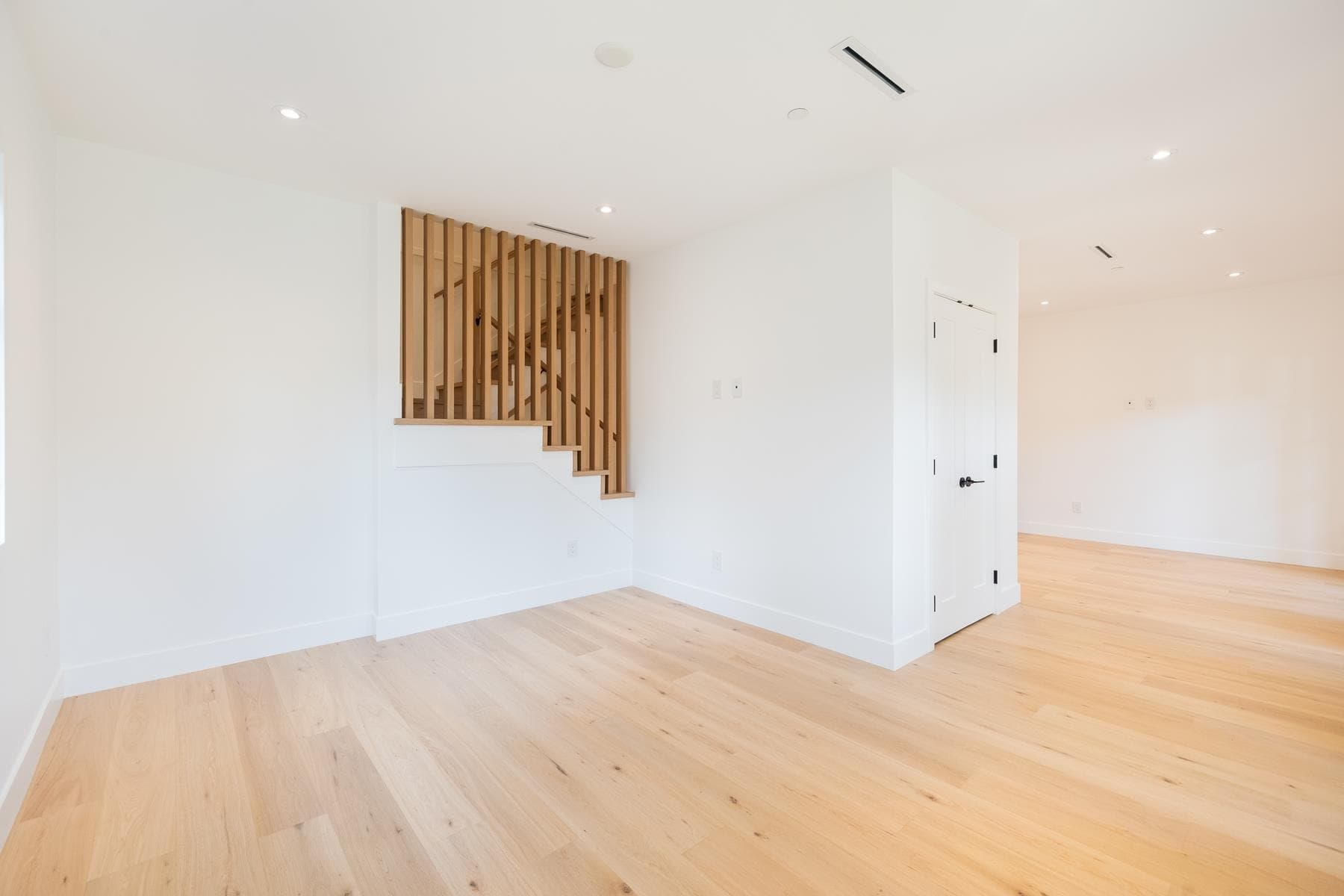 263 W 6th Street, North Vancouver, V7M 1K7 — photo 4