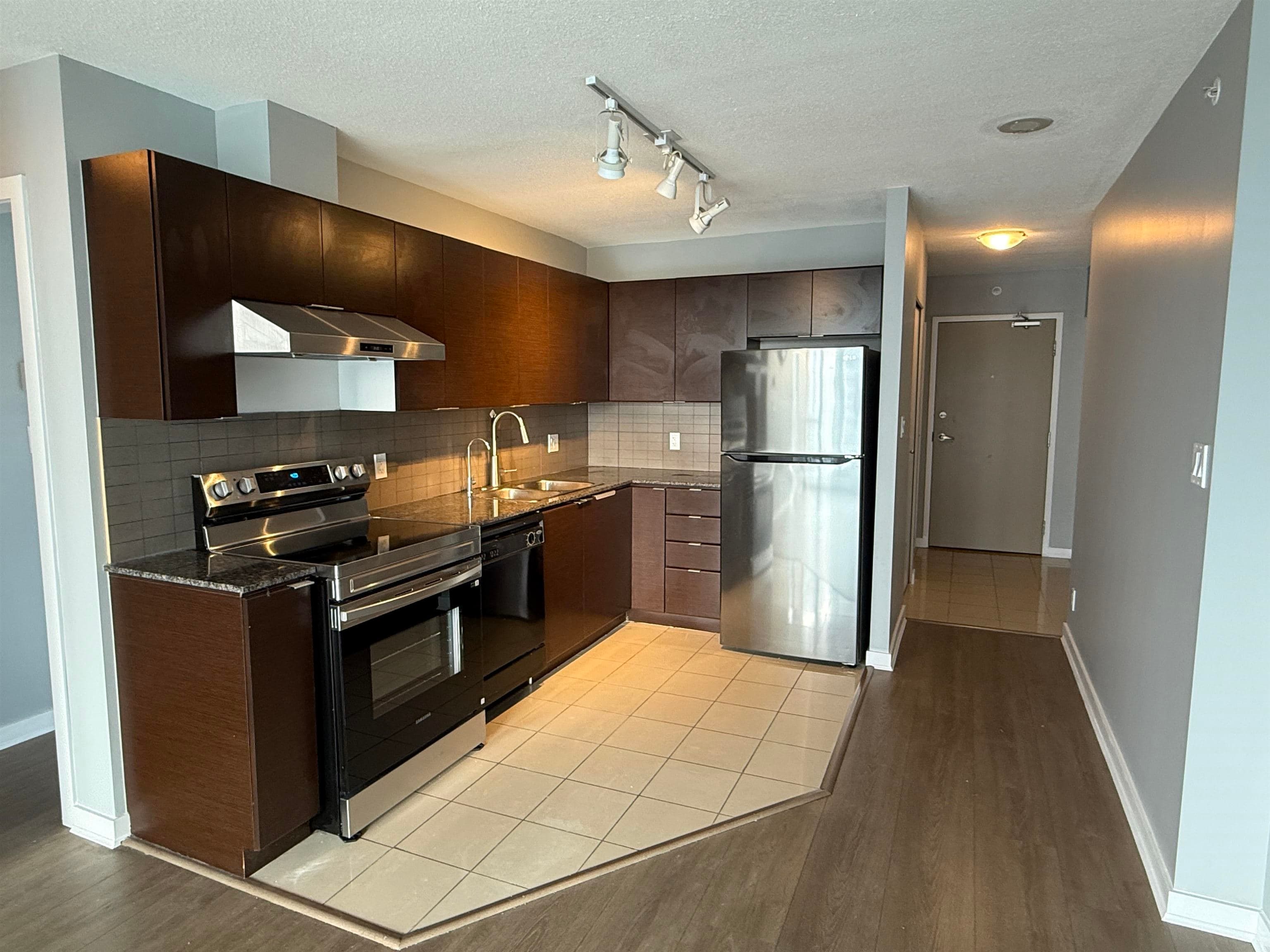 1609 - 13618 100 Avenue, Surrey, V3T 0A8 — photo 3