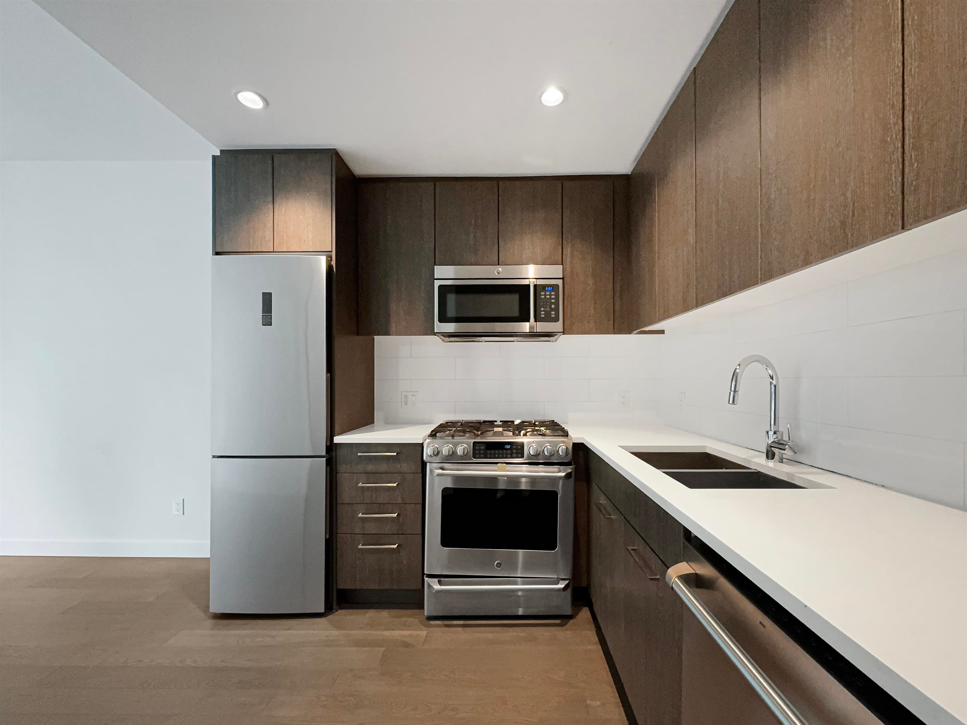 5xx - 9060 University Crescent, Burnaby, V5A 0E1 — photo 2