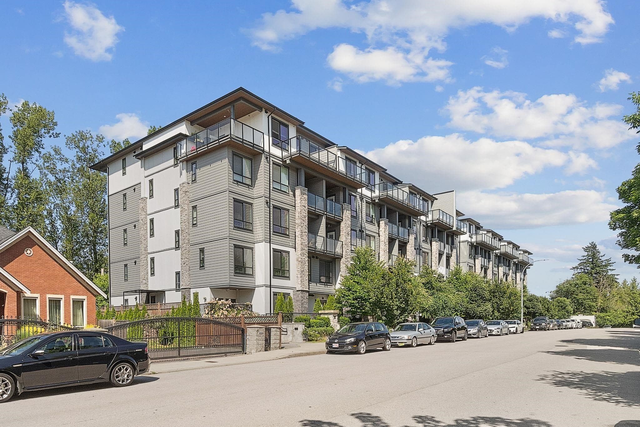 520 - 15351 101 Avenue, Surrey, V3R 0G2 — photo 1