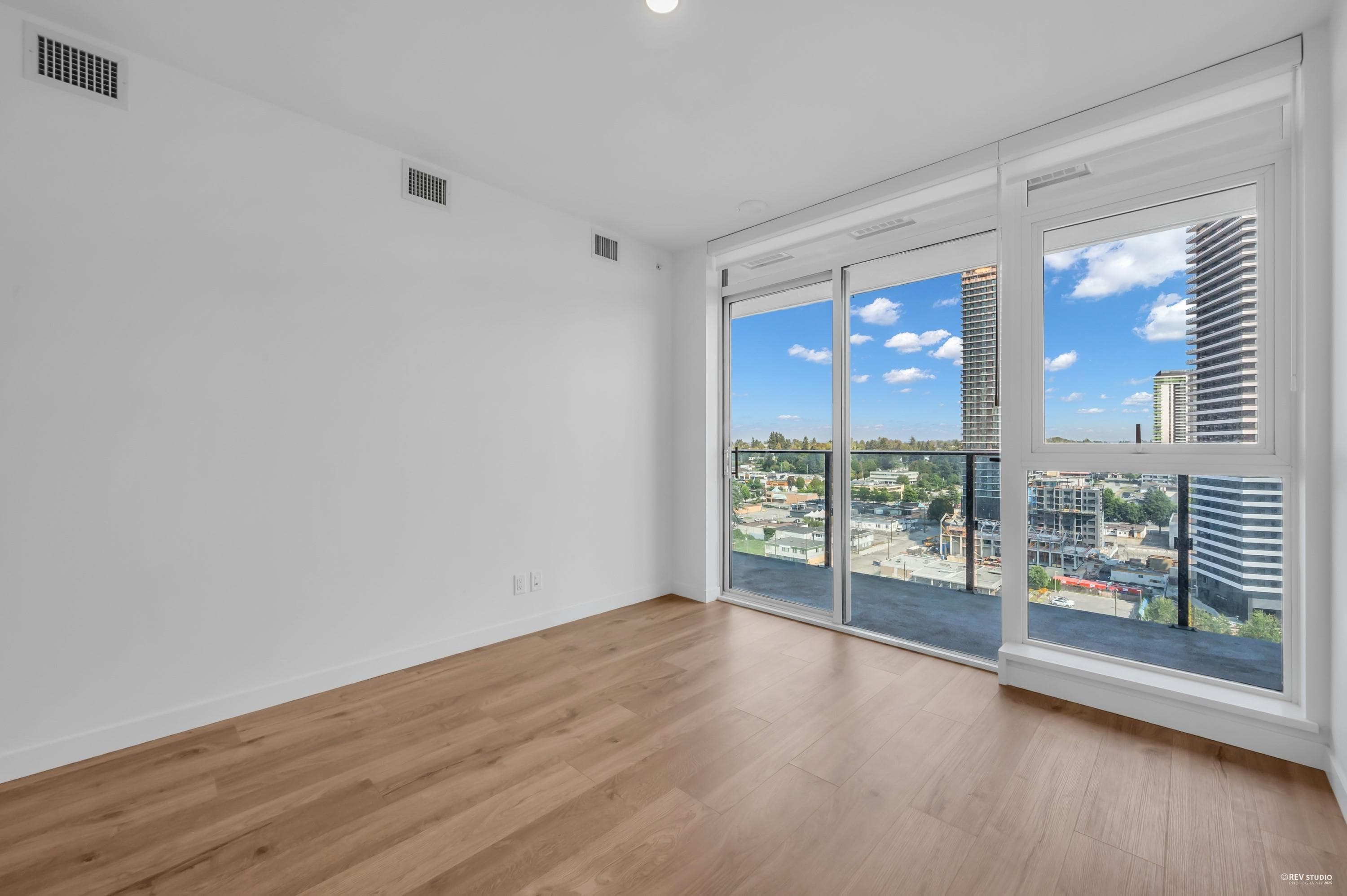 1506 - 10448 University Drive, Surrey, V3T 0S7 — photo 2