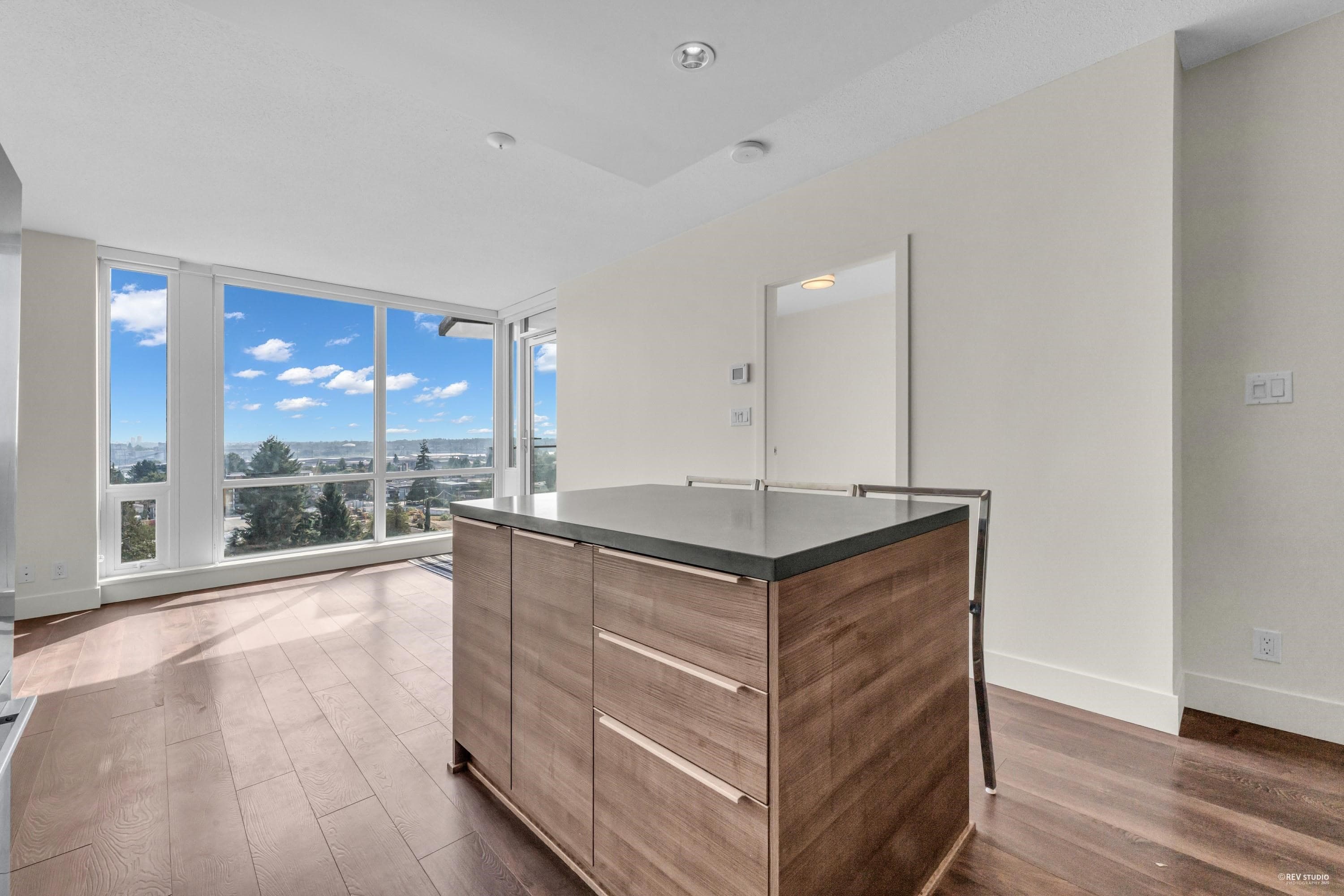 1005 - 1550 Fern Street, North Vancouver, V7J 0A9 — photo 2