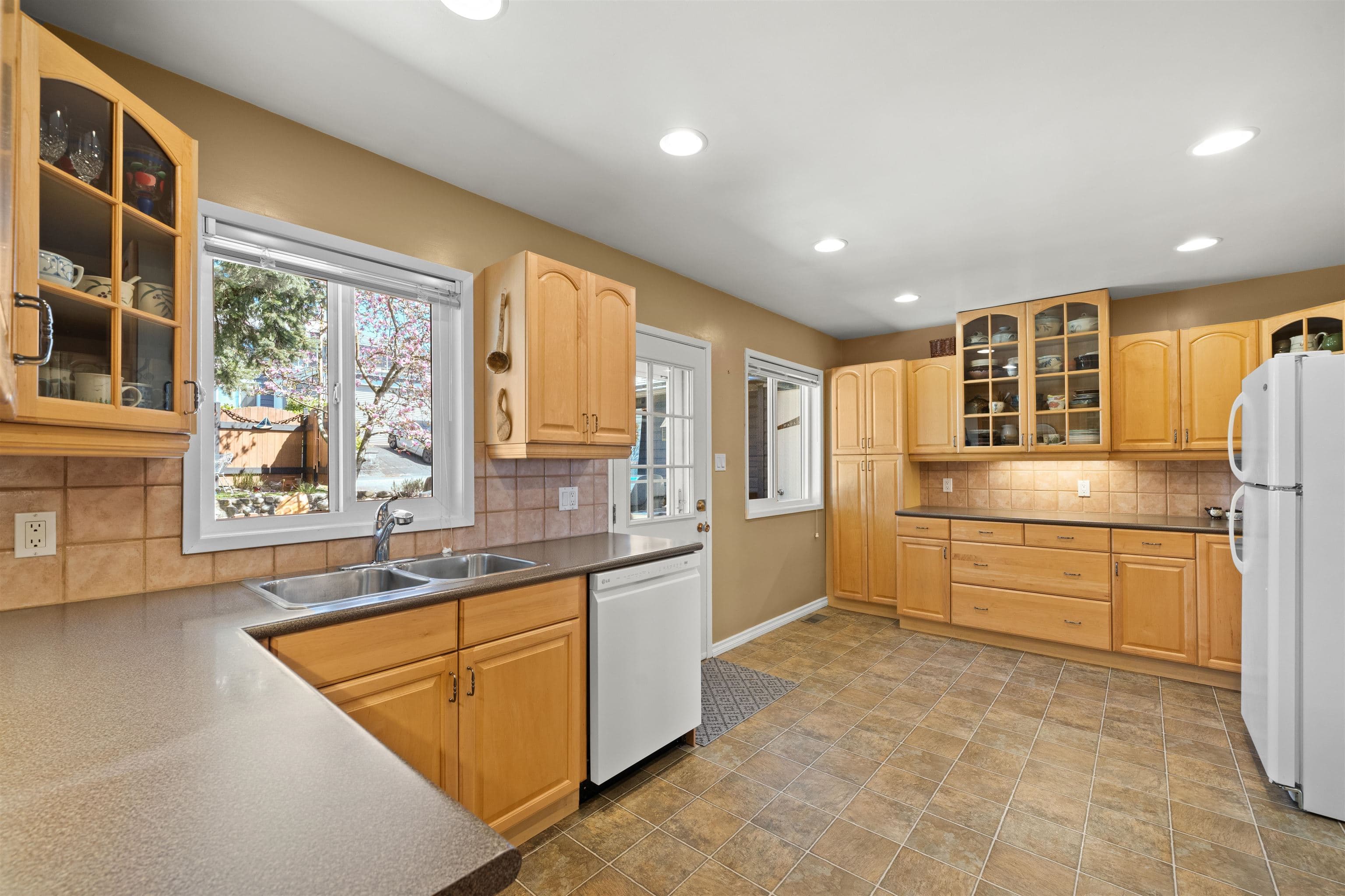 83 Mott Crescent, New Westminster, V3L 4L8 — photo 3