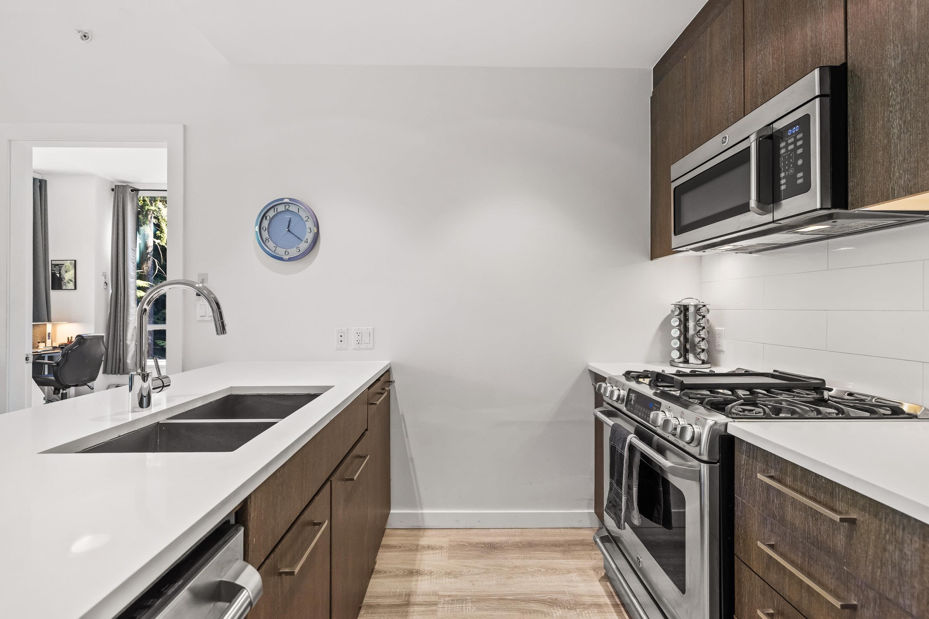 006 - 9060 University Crescent, Burnaby, V5A 0E1 — photo 5