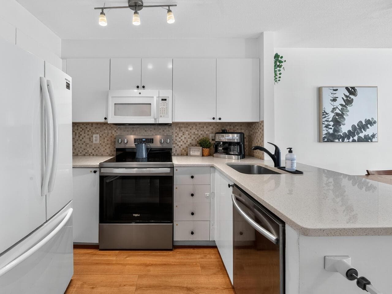302 - 2388 Triumph Street, Vancouver, V5L 1L5 — photo 3