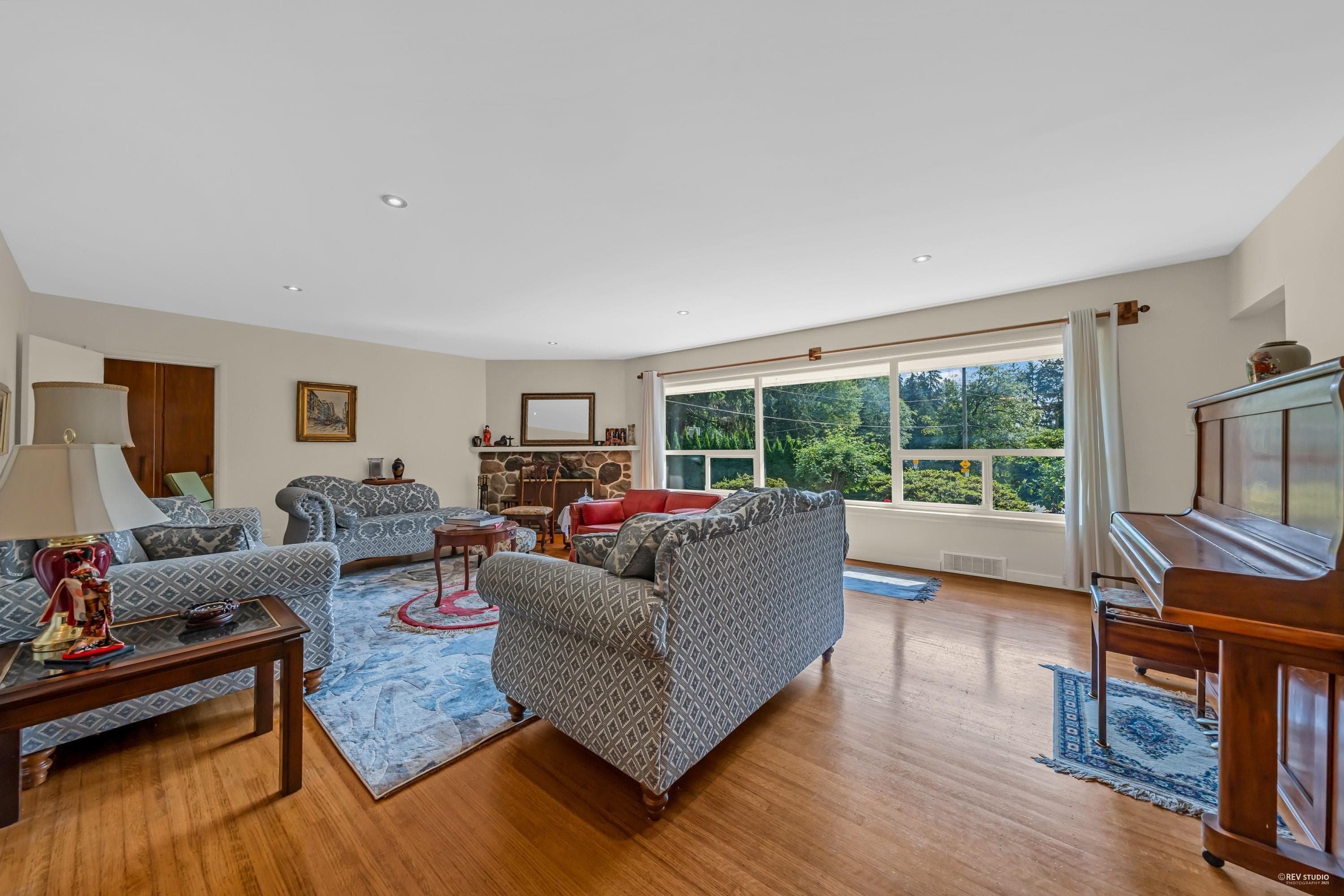 410 Hadden Drive, West Vancouver, V7S 1E9 — photo 3