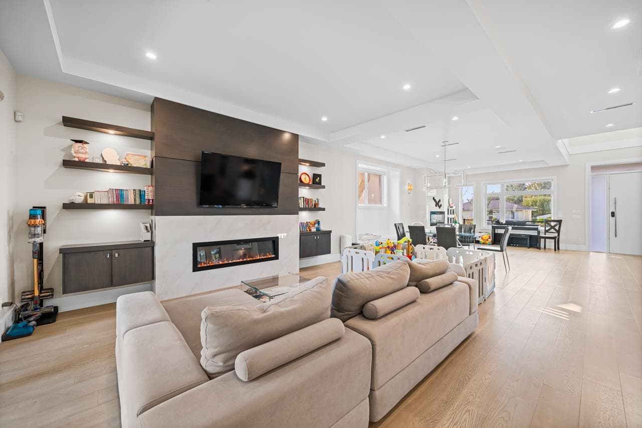 8480 13th Avenue, Burnaby, V3N 2G9 — photo 2
