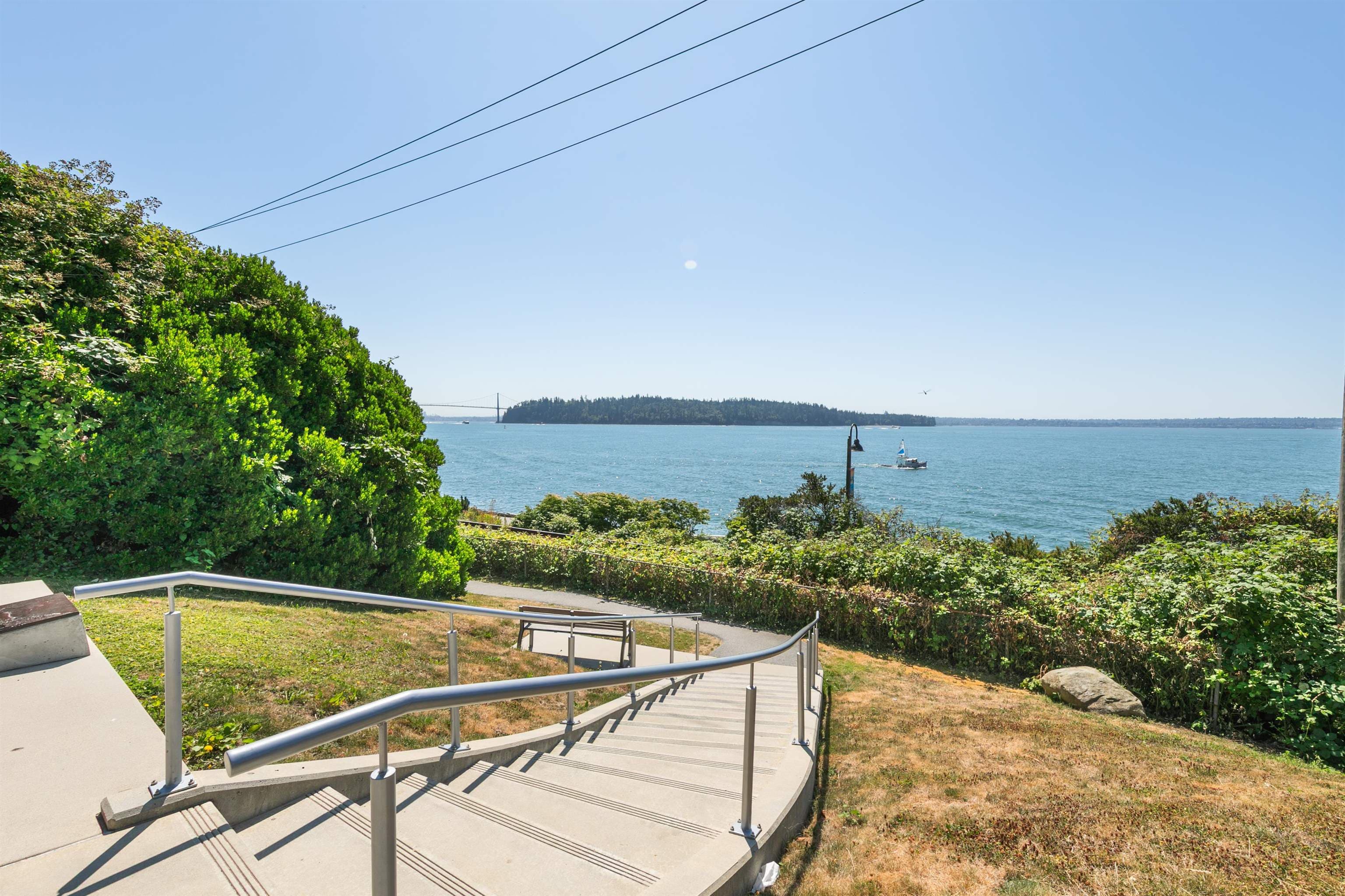 208 - 2119 Bellevue Avenue, West Vancouver, V7V 1C2 — photo 2