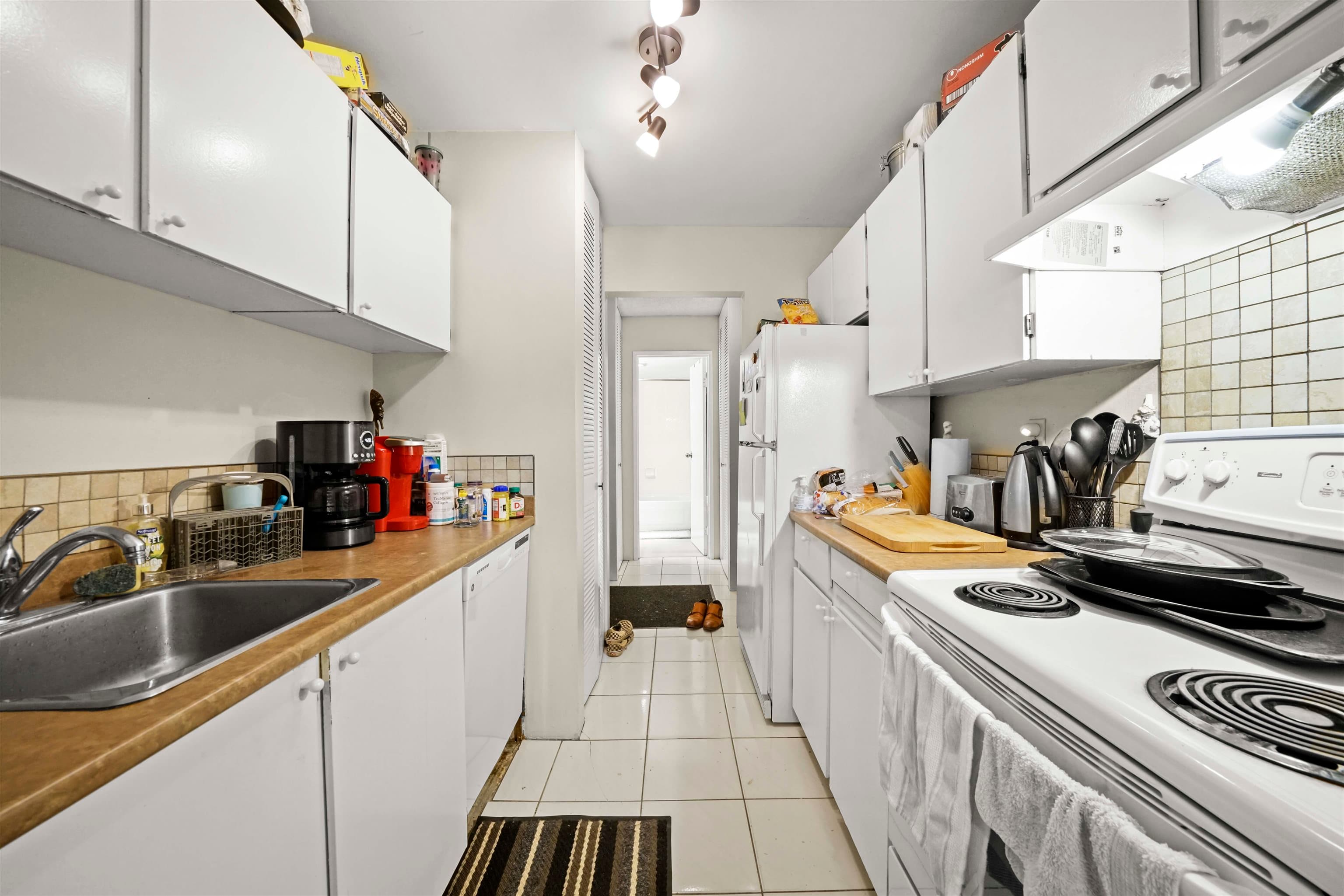 203 - 9584 Manchester Drive, Burnaby, V3N 4R1 — photo 2