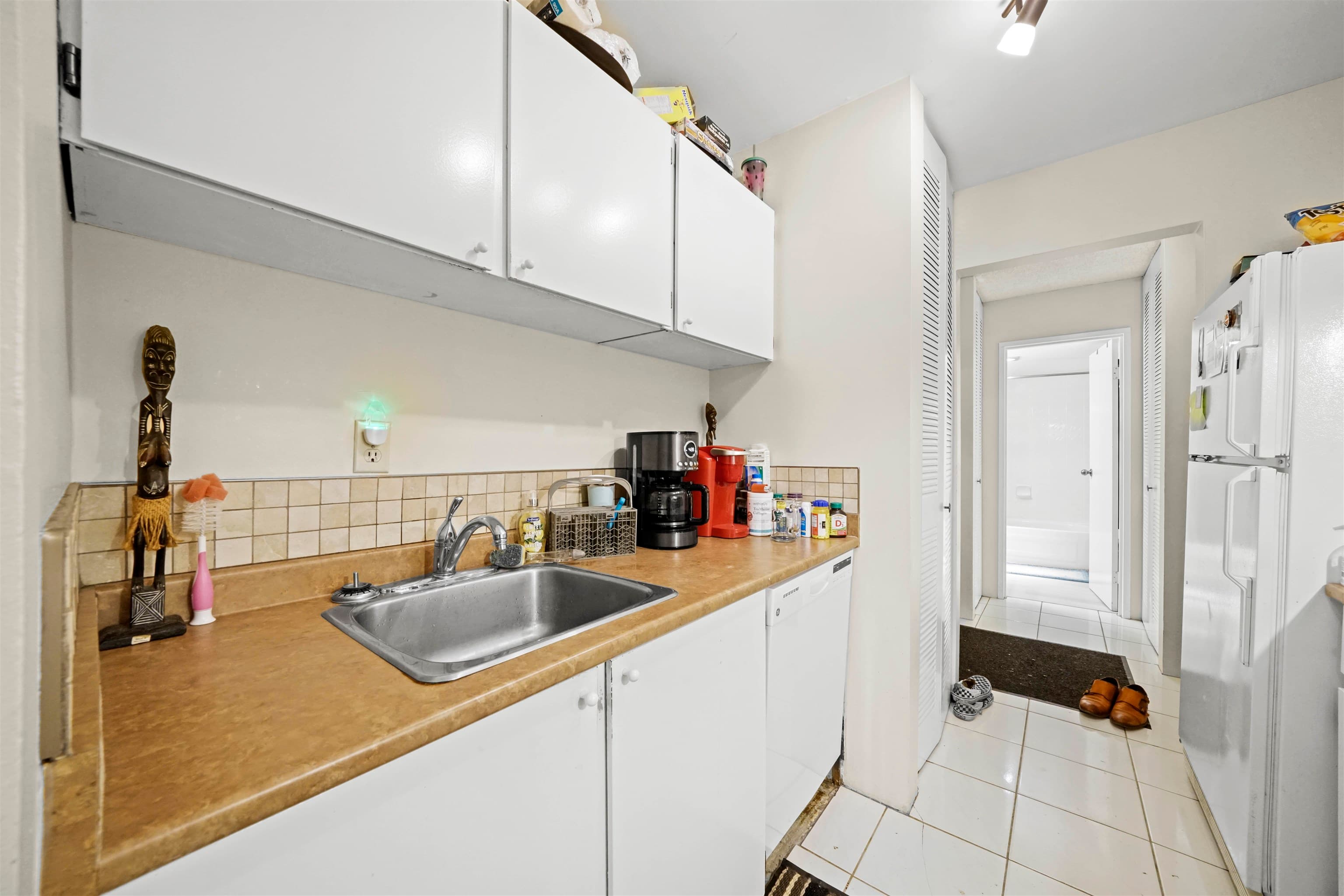 203 - 9584 Manchester Drive, Burnaby, V3N 4R1 — photo 3