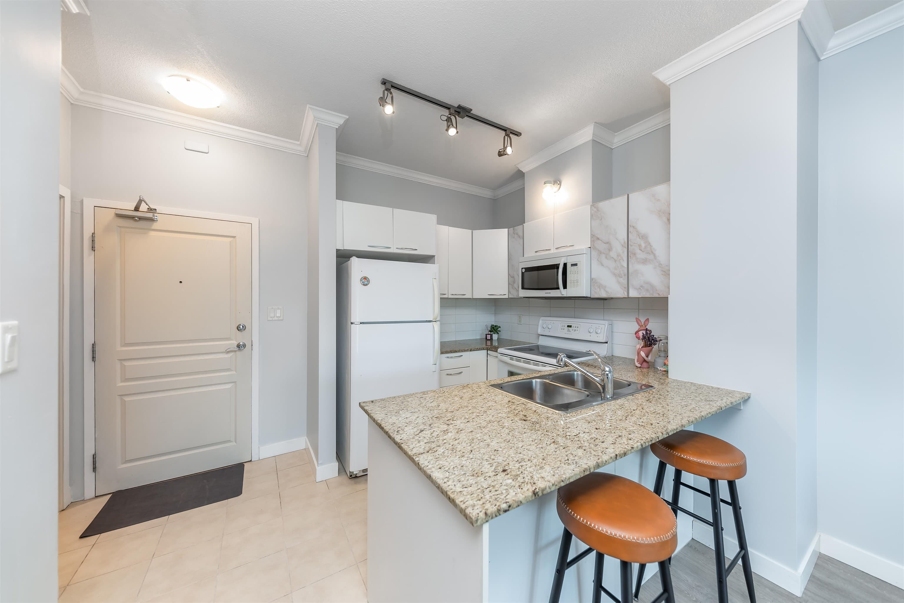 210 - 4028 Knight Street, Vancouver, V5N 5Y8 — photo 2