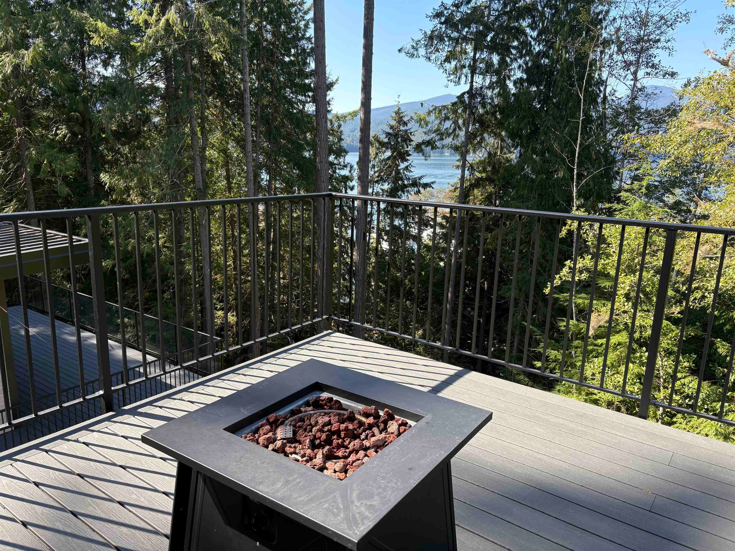 5792 Tillicum Bay Road, Sechelt, V7Z 0C7 — photo 2