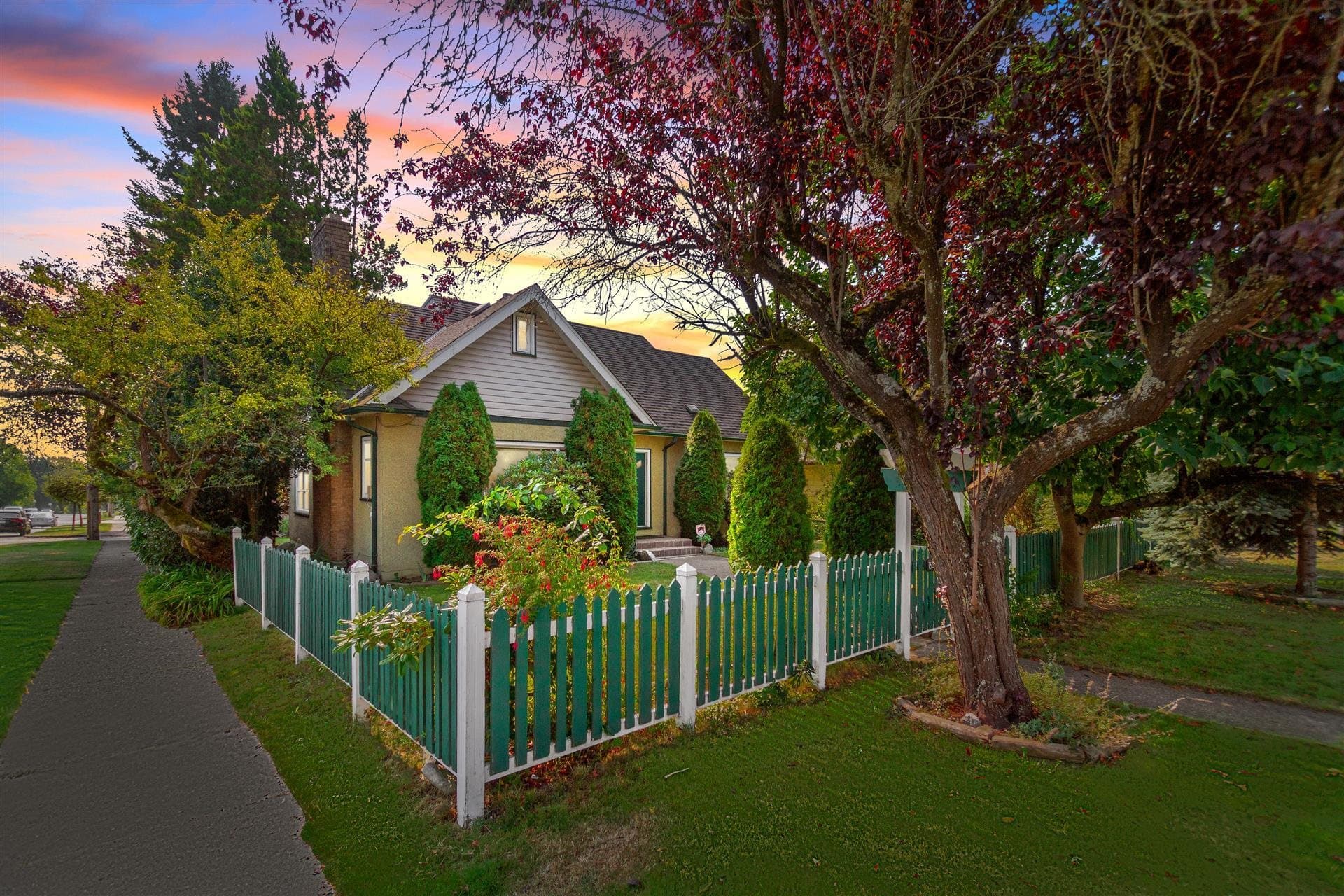 1602 Tenth Avenue, New Westminster, V3M 3J3 — photo 1