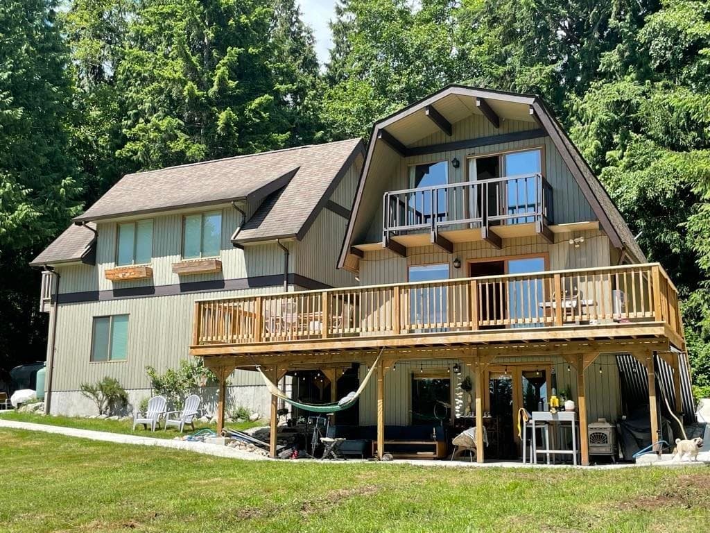 2617 Sunshine Coast Highway, Roberts Creek