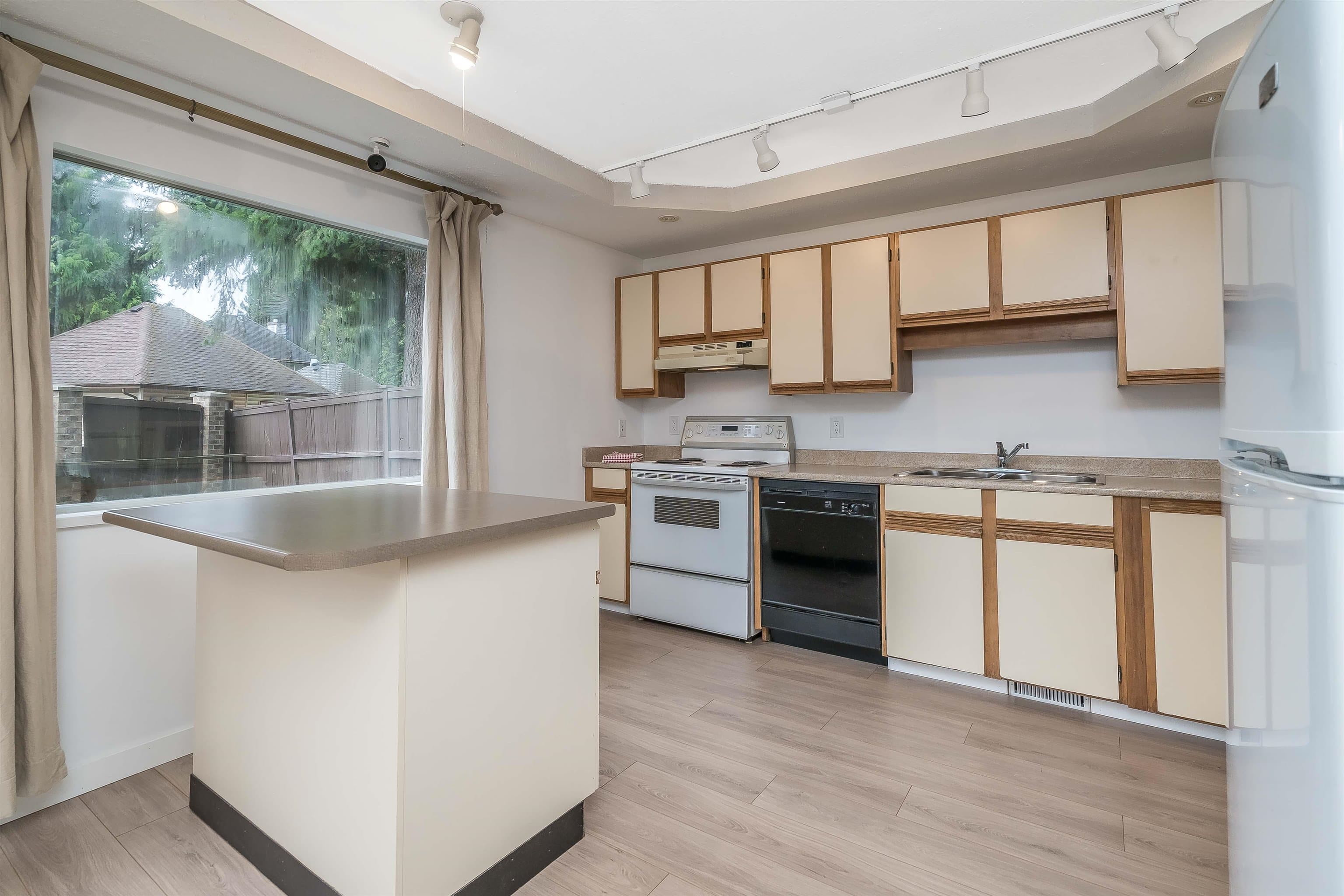 12842 72b Avenue, Surrey, V3W 9B9 — photo 2