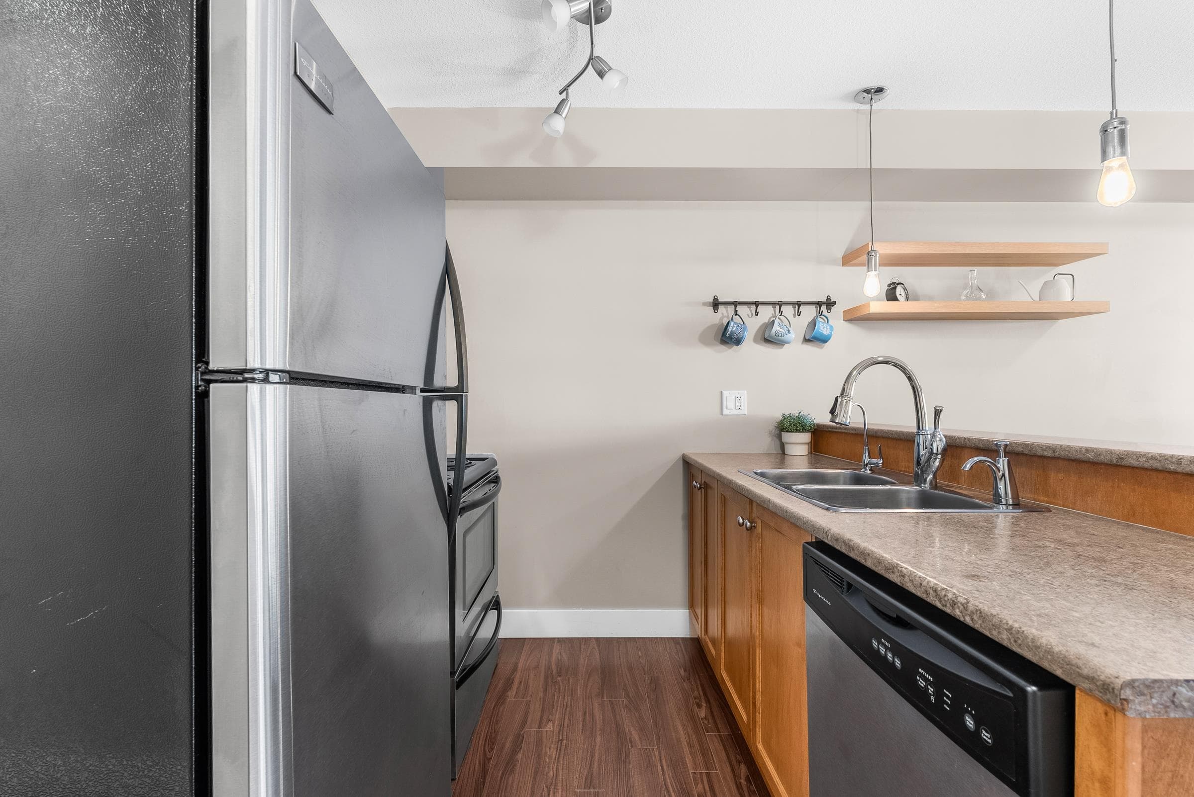 201 - 30525 Cardinal Avenue, Abbotsford, V2T 0A8 — photo 4