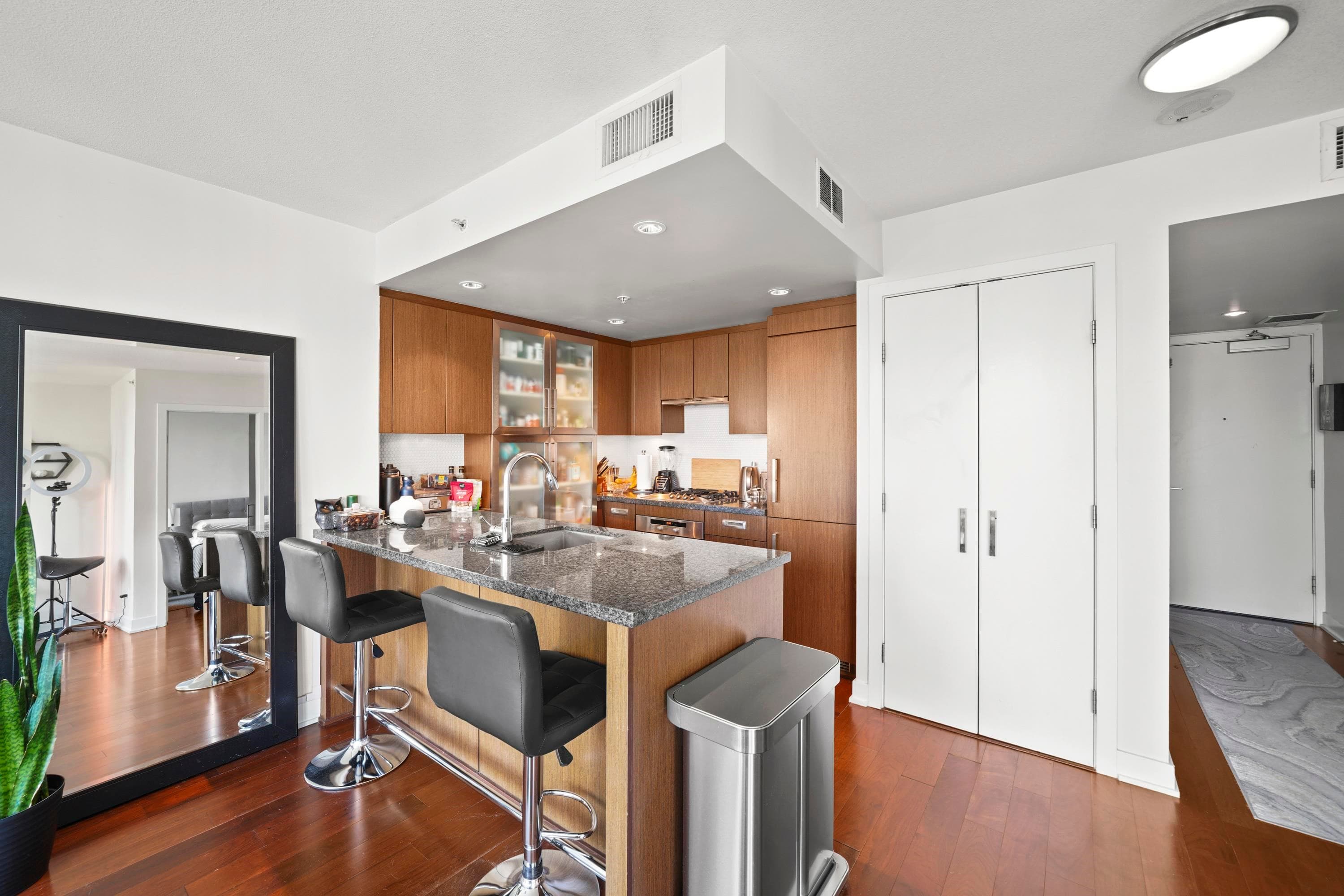1708 - 1055 Richards Street, Vancouver, V6B 0C2 — photo 2