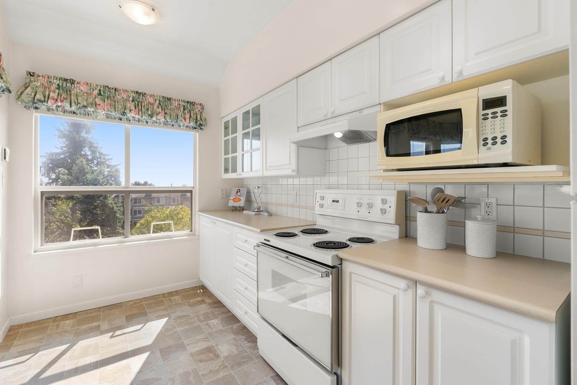 404 - 1576 Merklin Street, White Rock, V4B 5K2 — photo 4
