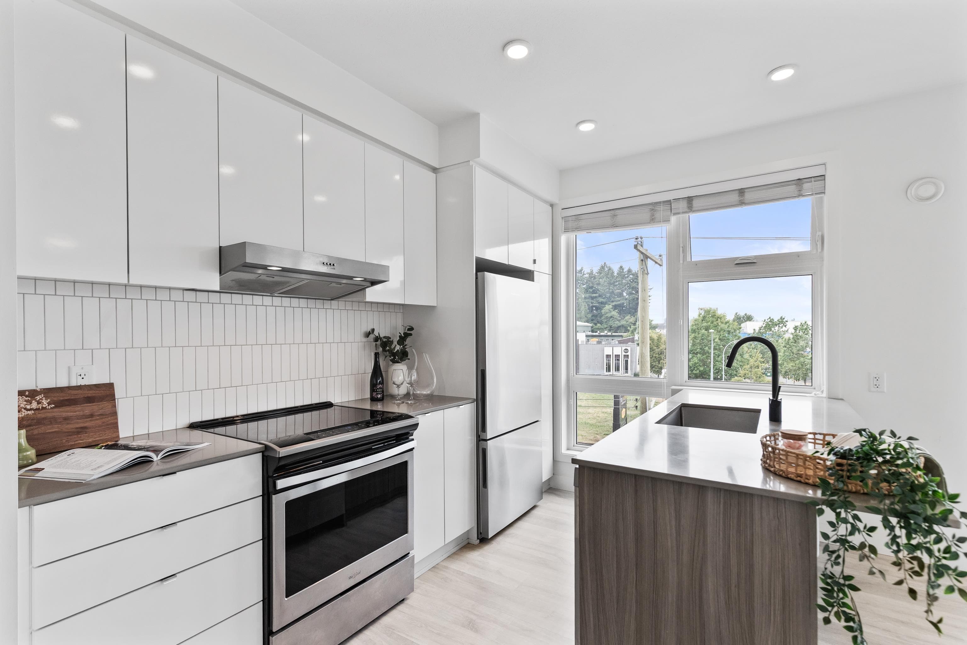 401 - 32828 Landeau Place, Abbotsford, V2S 0M4 — photo 1