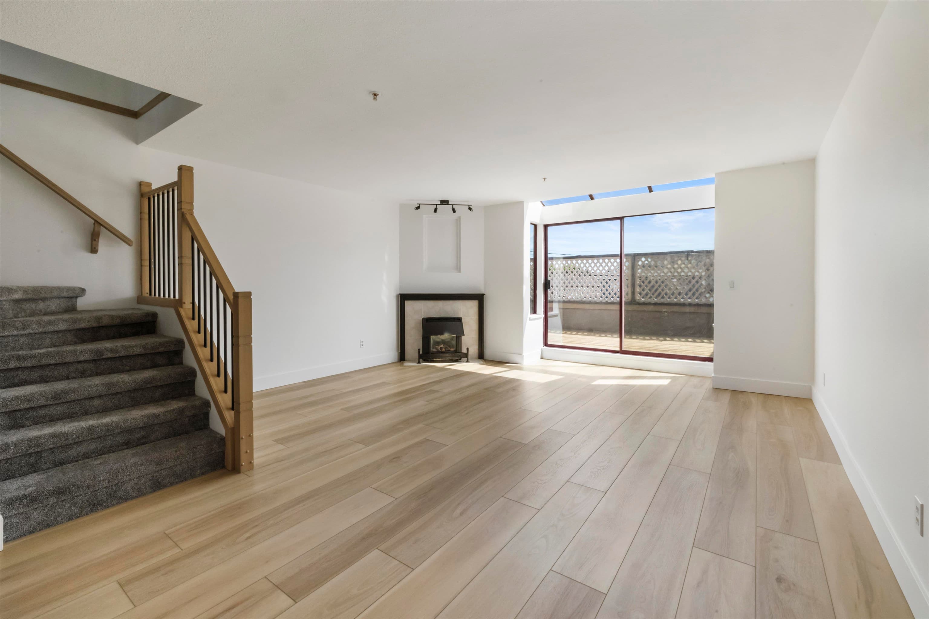 209 - 22356 Mcintosh Avenue, Maple Ridge, V2X 3C1 — photo 2