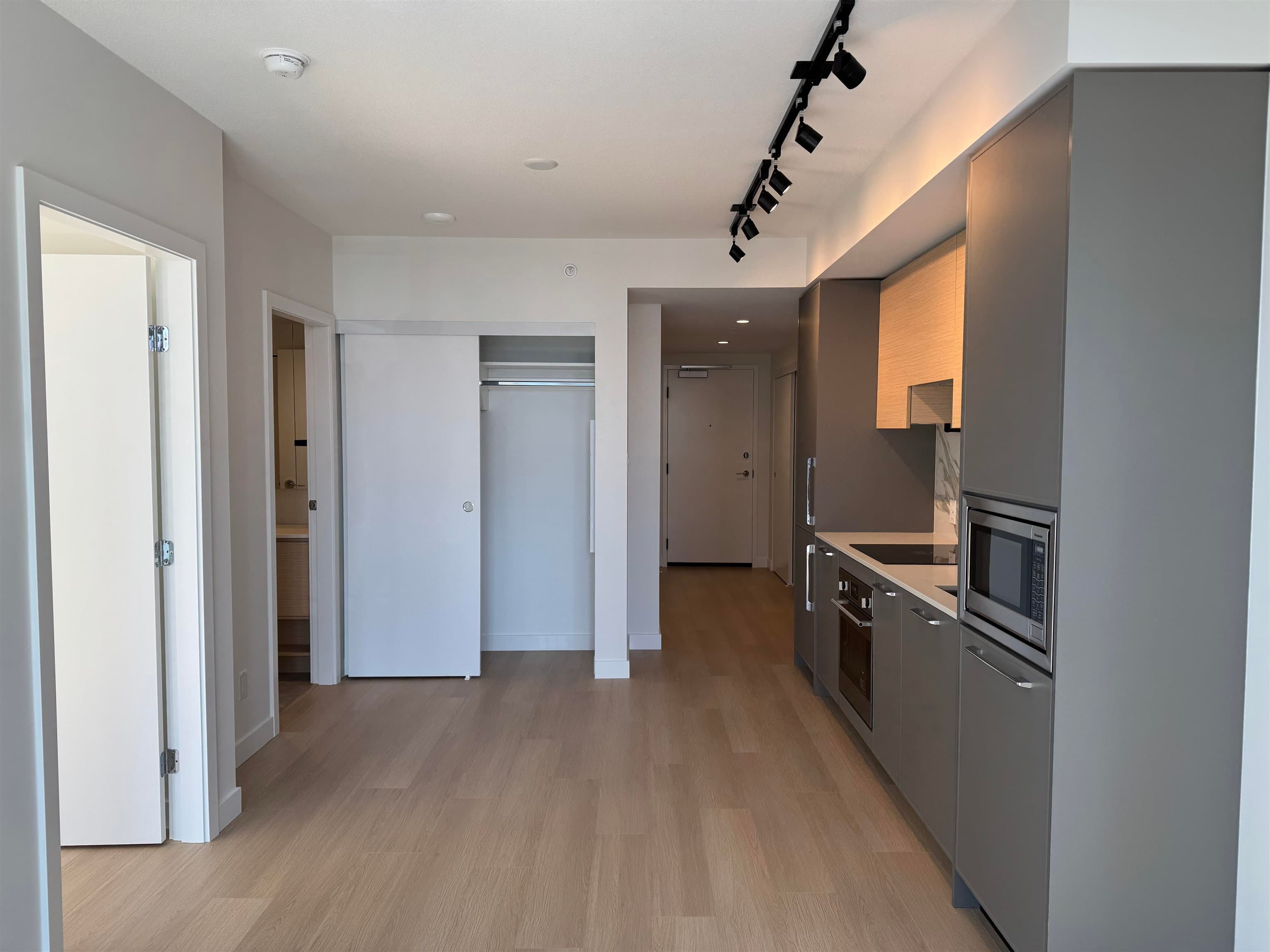 1612 - 13725 George Junction, Surrey, V3T 0R1 — photo 5