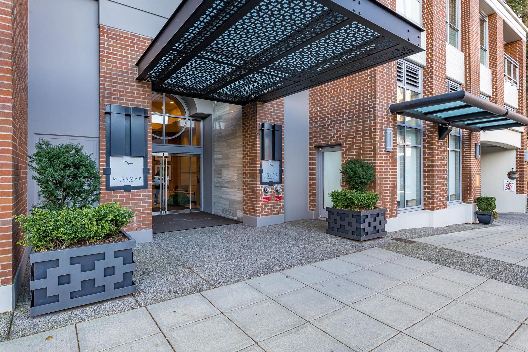 404 - 15152 Russell Avenue, White Rock, V4B 0A3 — photo 1