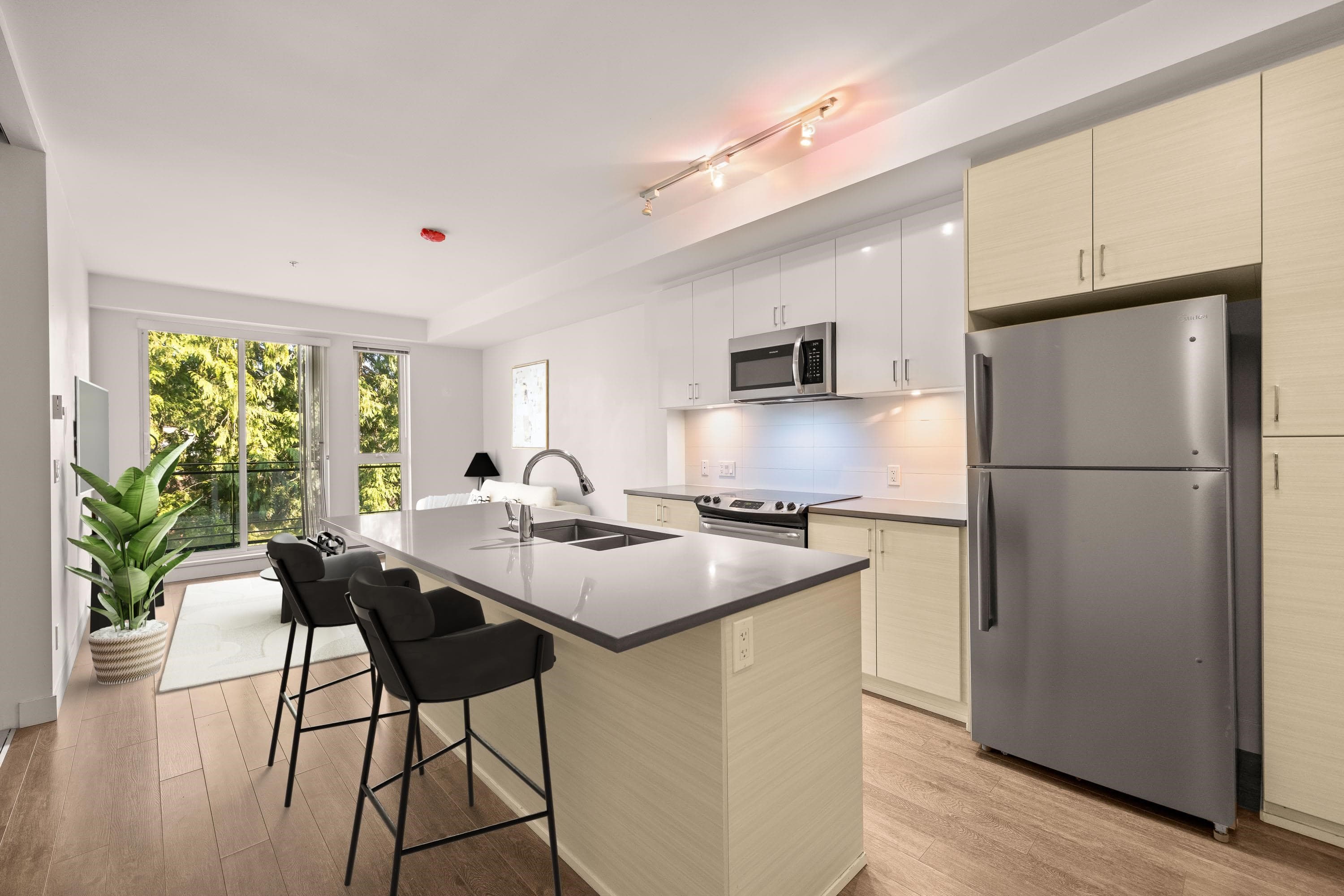 306 - 13919 Fraser Highway, Surrey, V3T 4E6 — photo 2