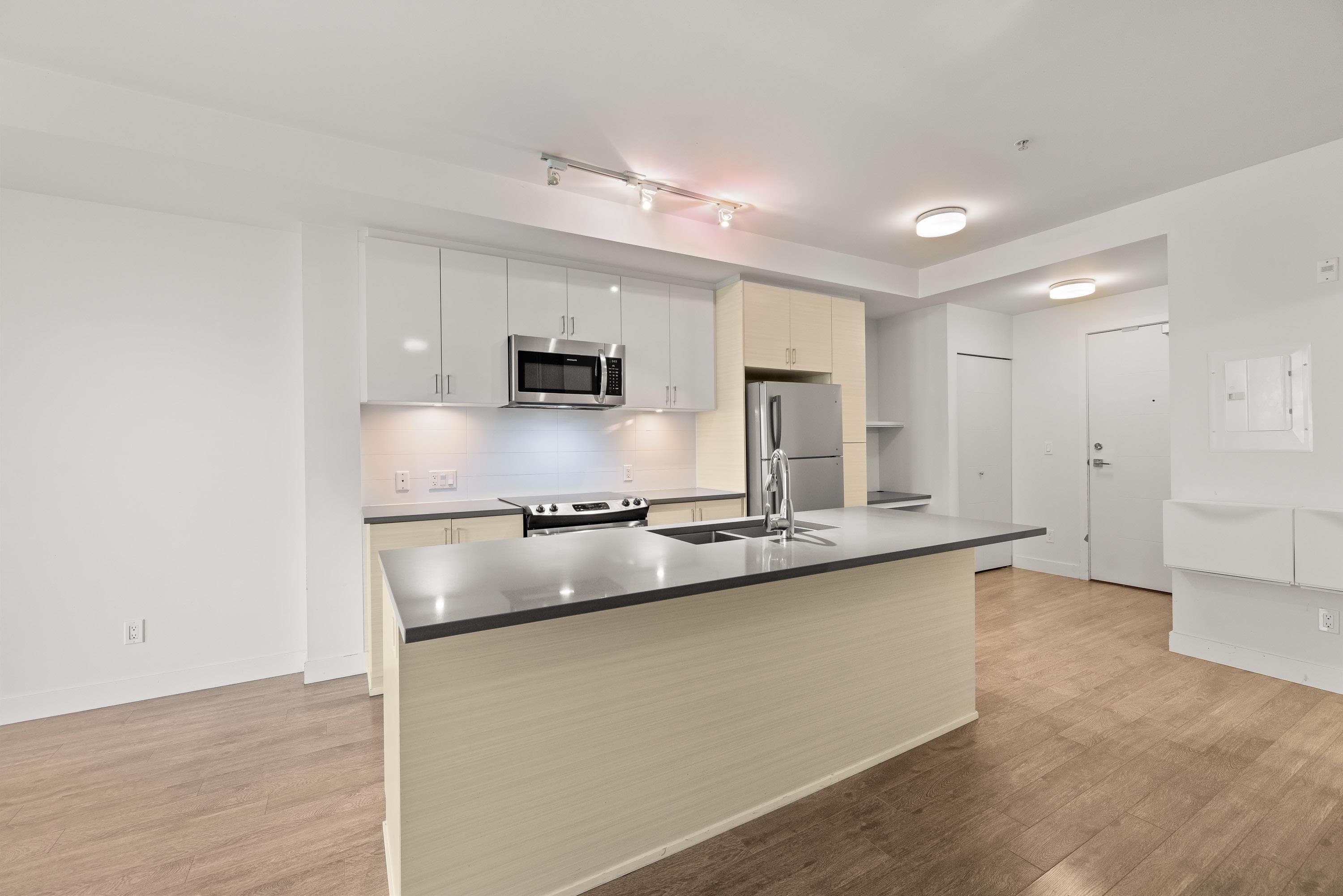 306 - 13919 Fraser Highway, Surrey, V3T 4E6 — photo 5