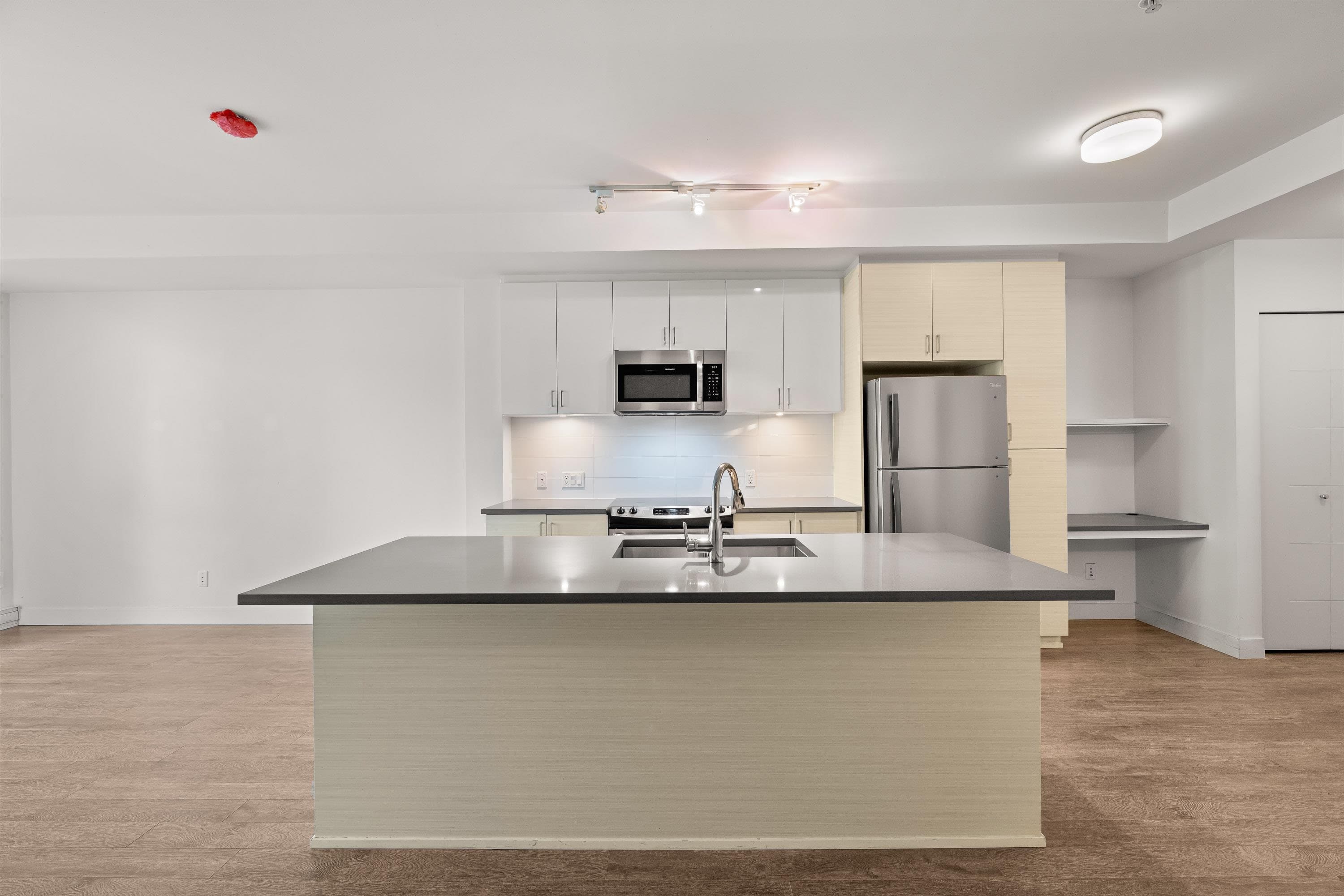 306 - 13919 Fraser Highway, Surrey, V3T 4E6 — photo 4